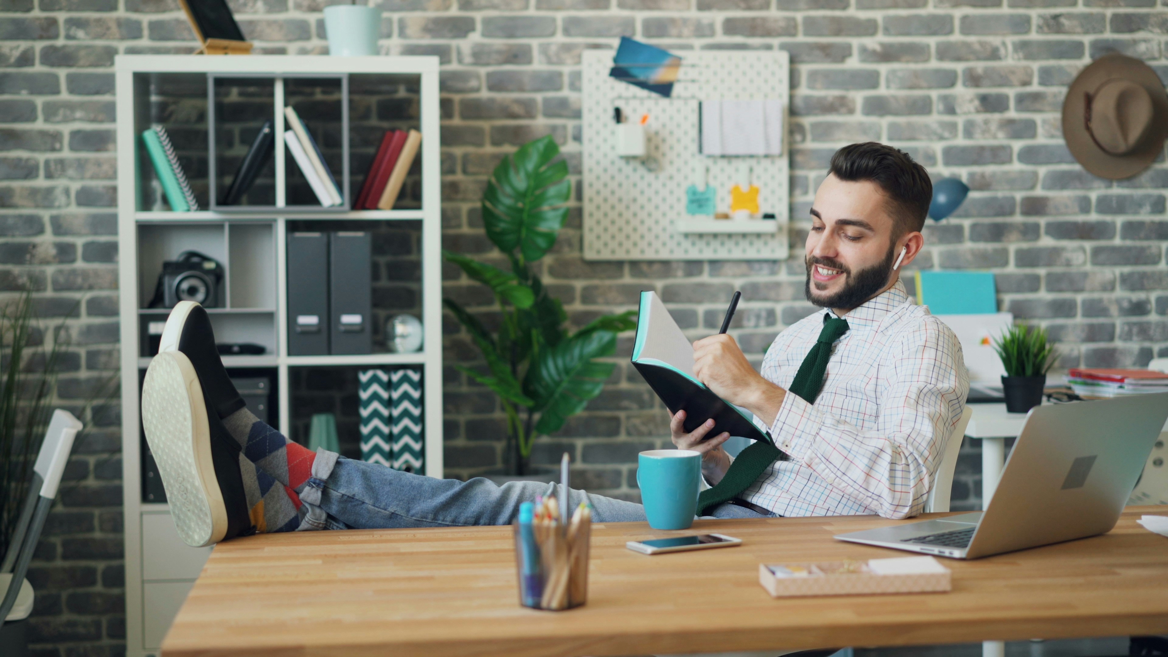 man from office using Simple TTS Reader