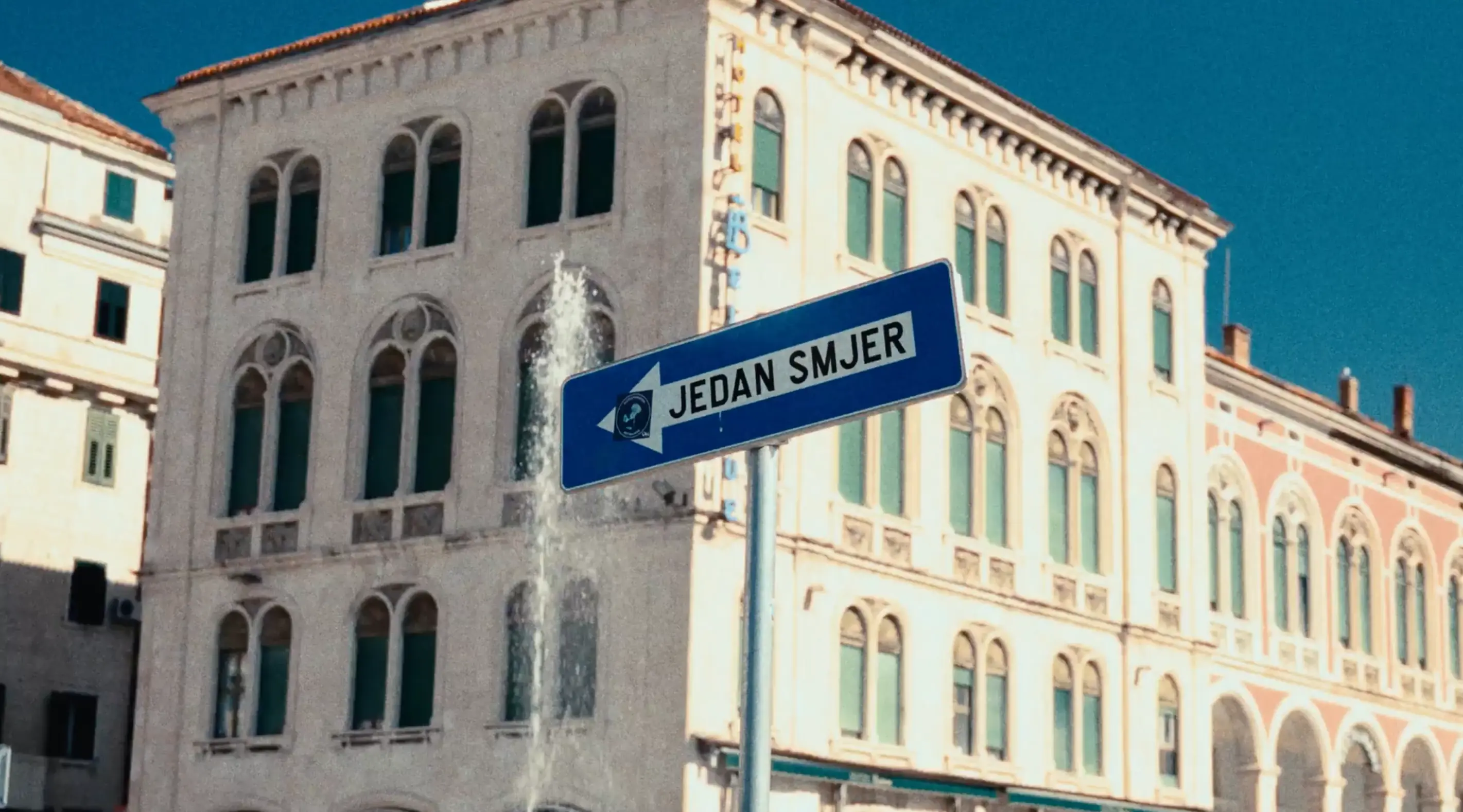A blue Croatian road sign