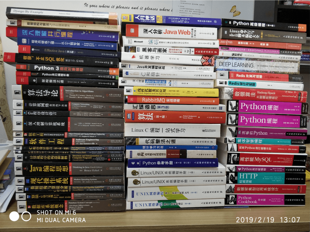 编程书籍堆叠图