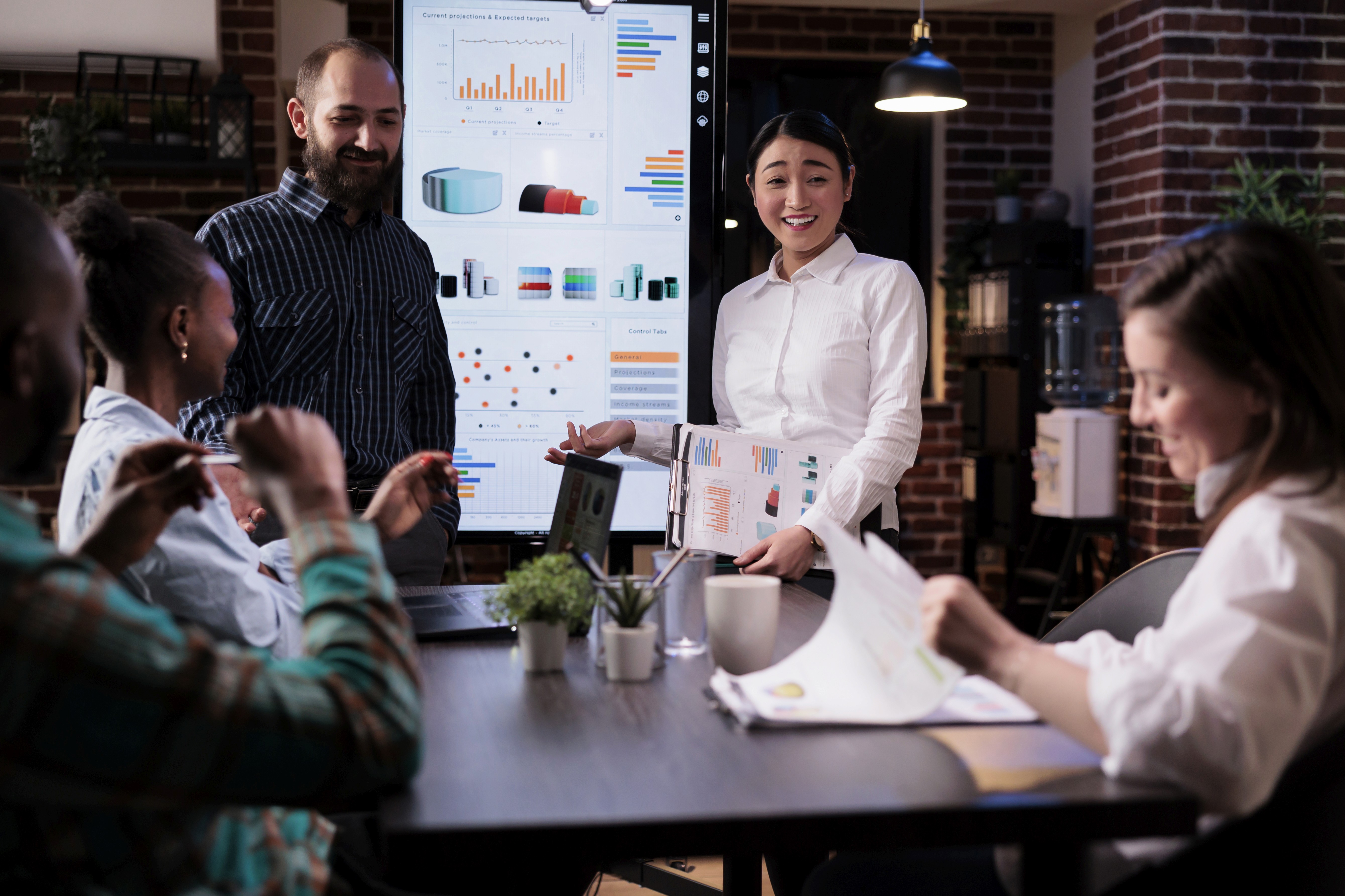 SIGNAL Method discovery call: prepared sales team running a warm prospect conversation with data dashboard