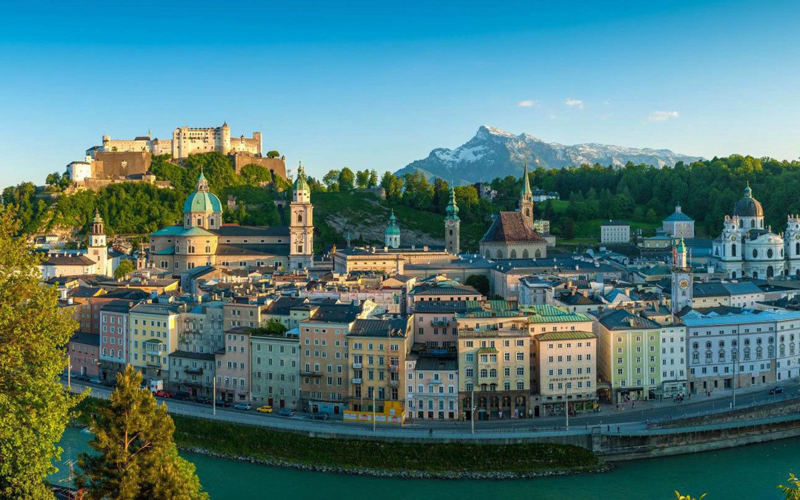 Bylandskabet i Salzburg med Hohensalzburg-fæstningen og Alperne, set fra Hop On Hop Off Yellow Line.