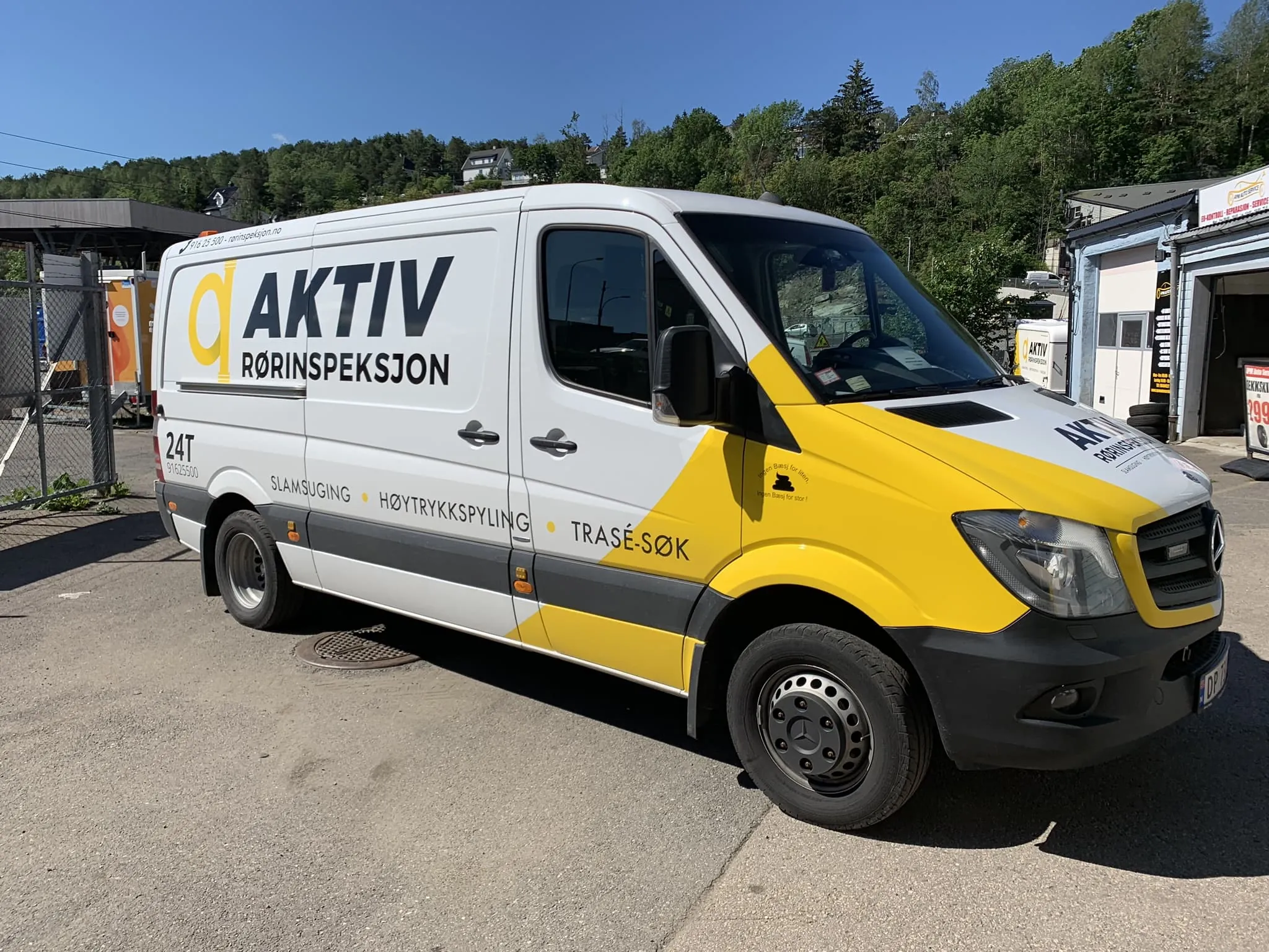 Aktiv-bil foran bygg