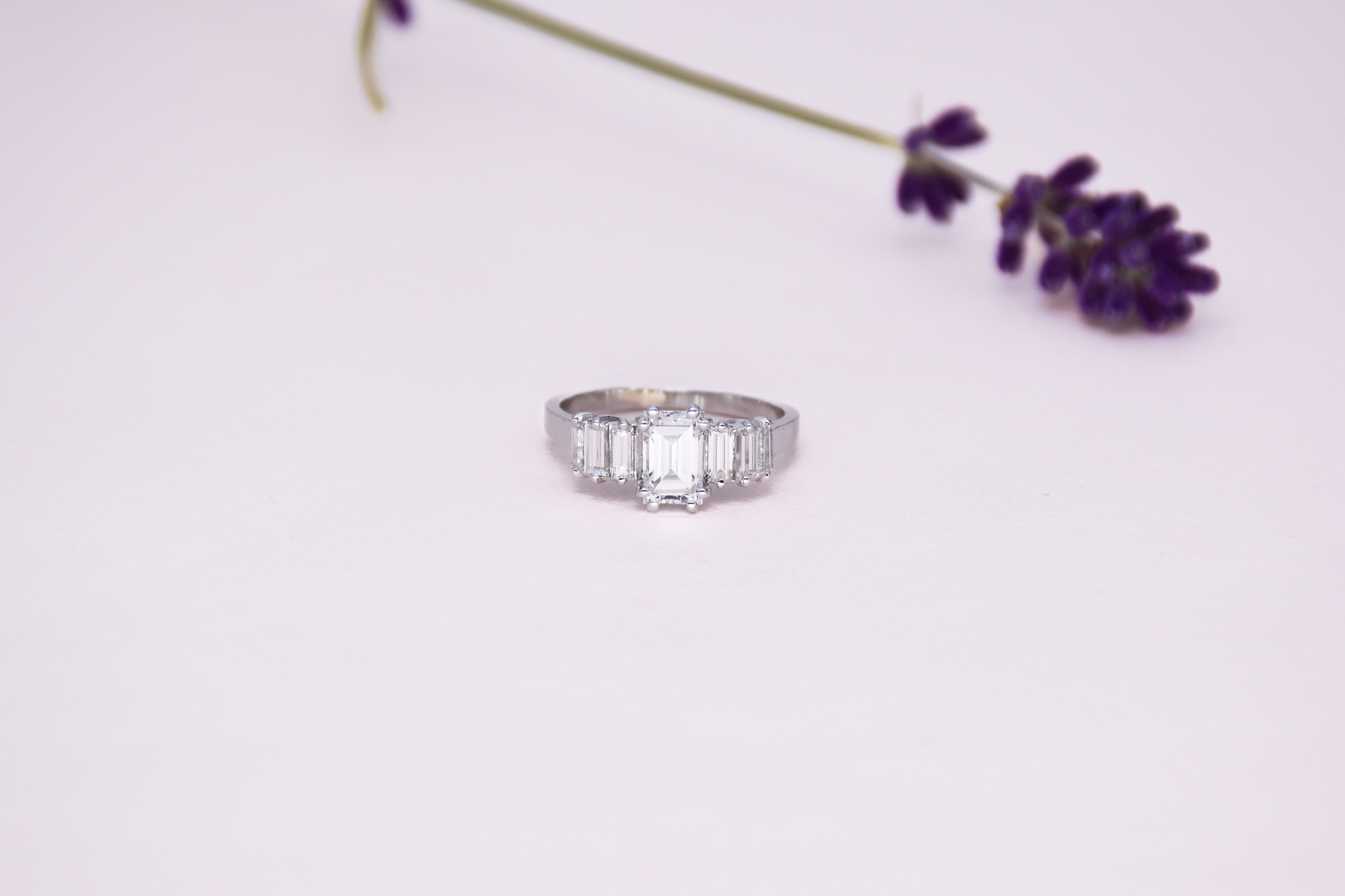 Vue d'ensemble d'une bague diamant taille émeraude