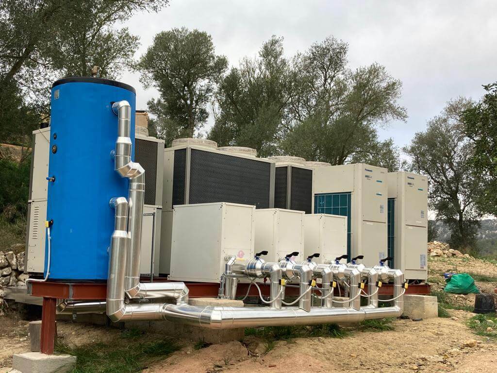Central térmica exterior de aerotermia en Palma de Mallorca con sistema de calefacción y refrigeración eficiente
