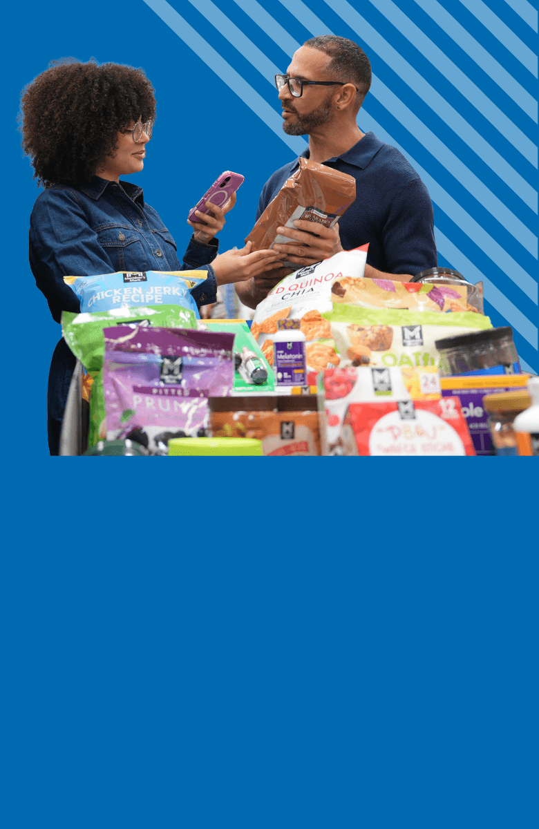 Imagen de un trabajador de Sam's Club que presta el servicio de Curbside Pickup poniendo las compras en el auto de su cliente