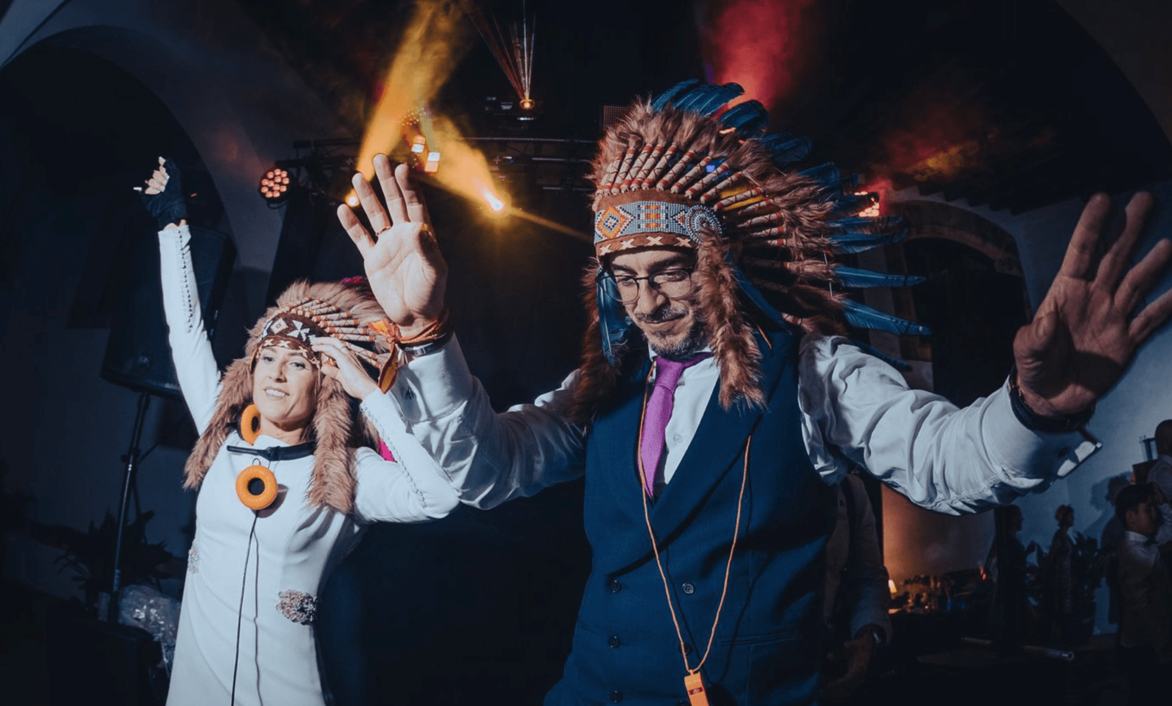 Novios pasandolo bien vestidos de Indios