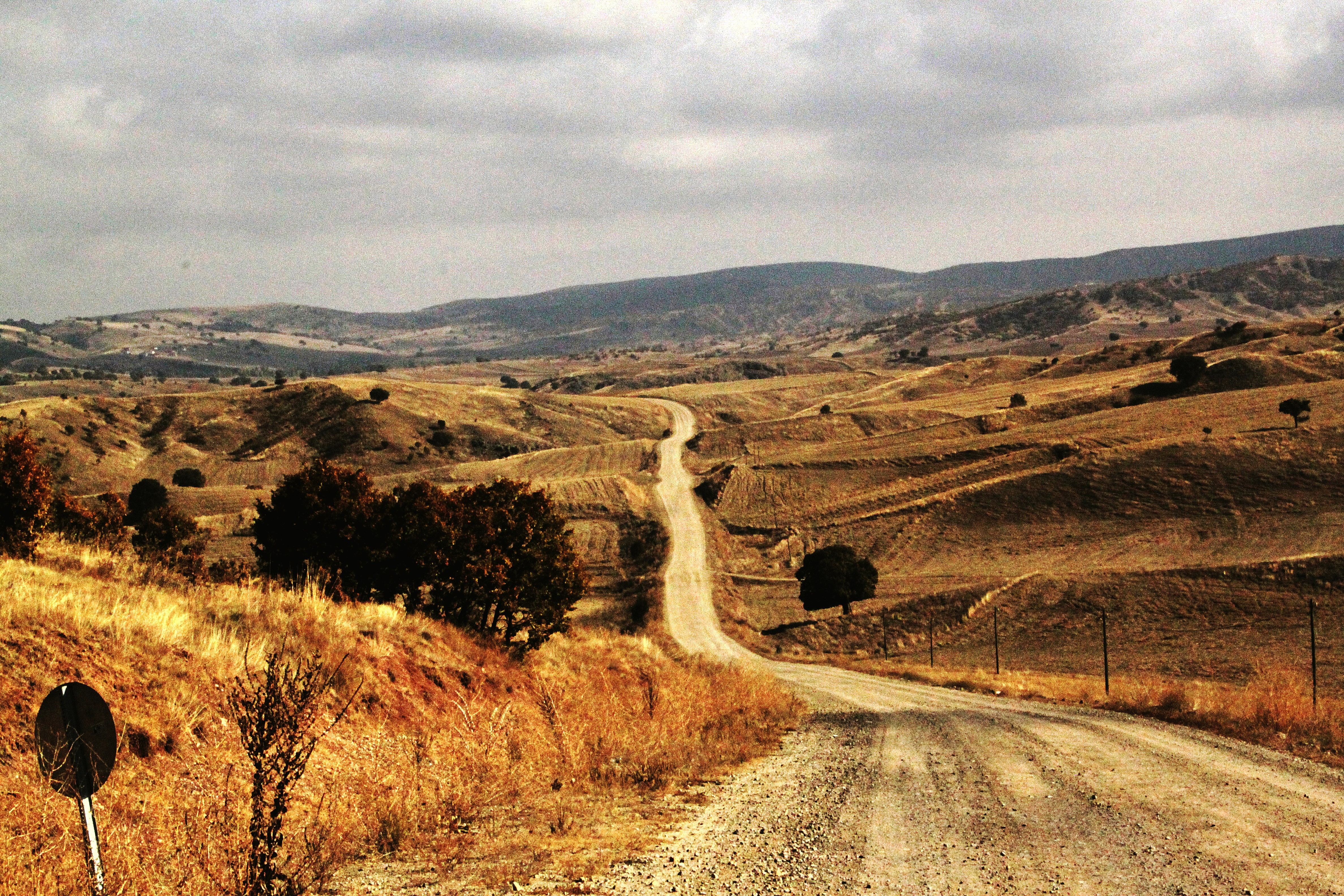 Person stand in front of a red sports oldtimer