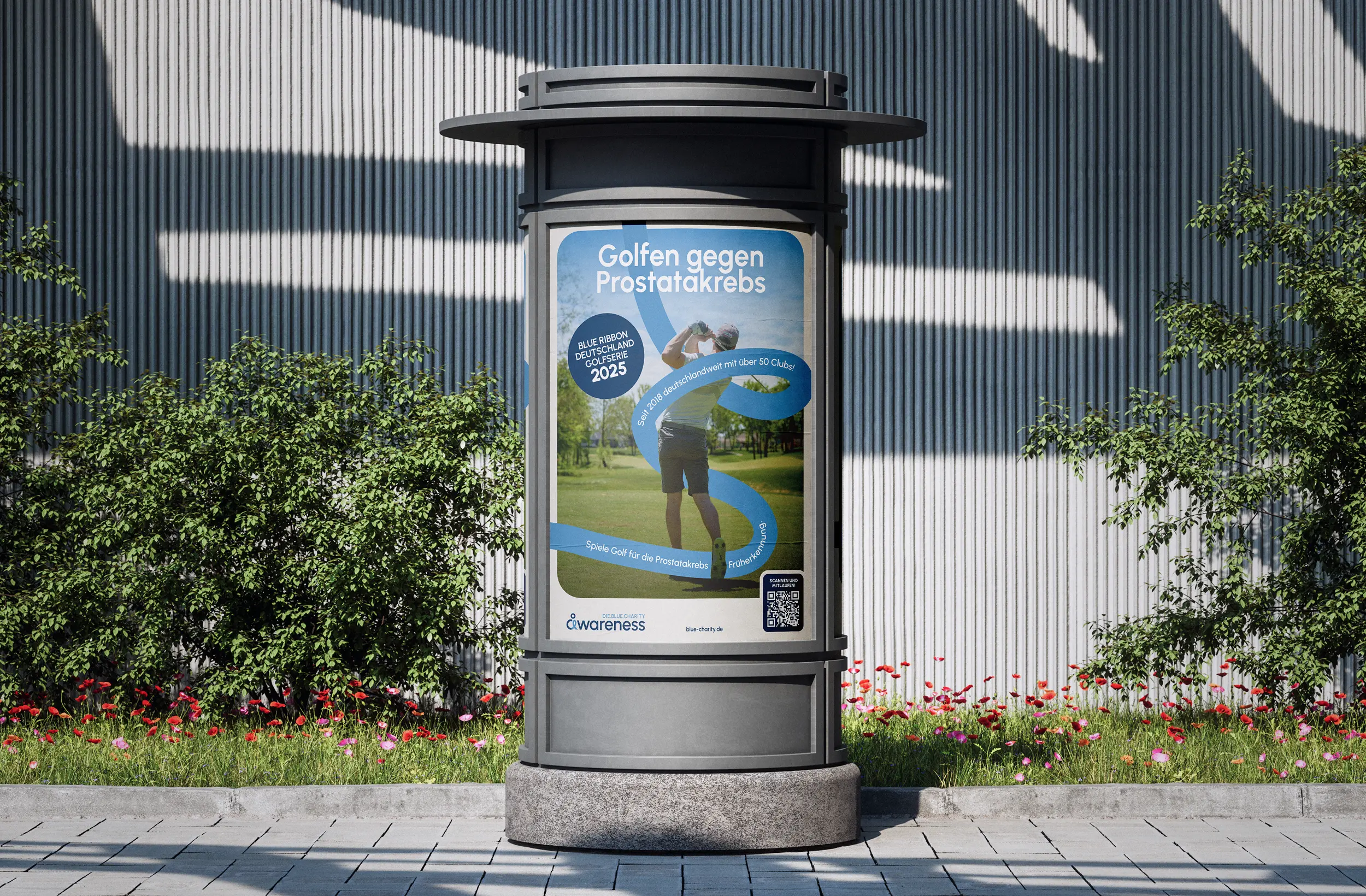 Litfaßsäule mit Plakat „Golfen gegen Prostatakrebs“, Blue Ribbon Deutschland Golfserie 2025, Logo awareness „Die blaue Charity“ und QR-Code.
