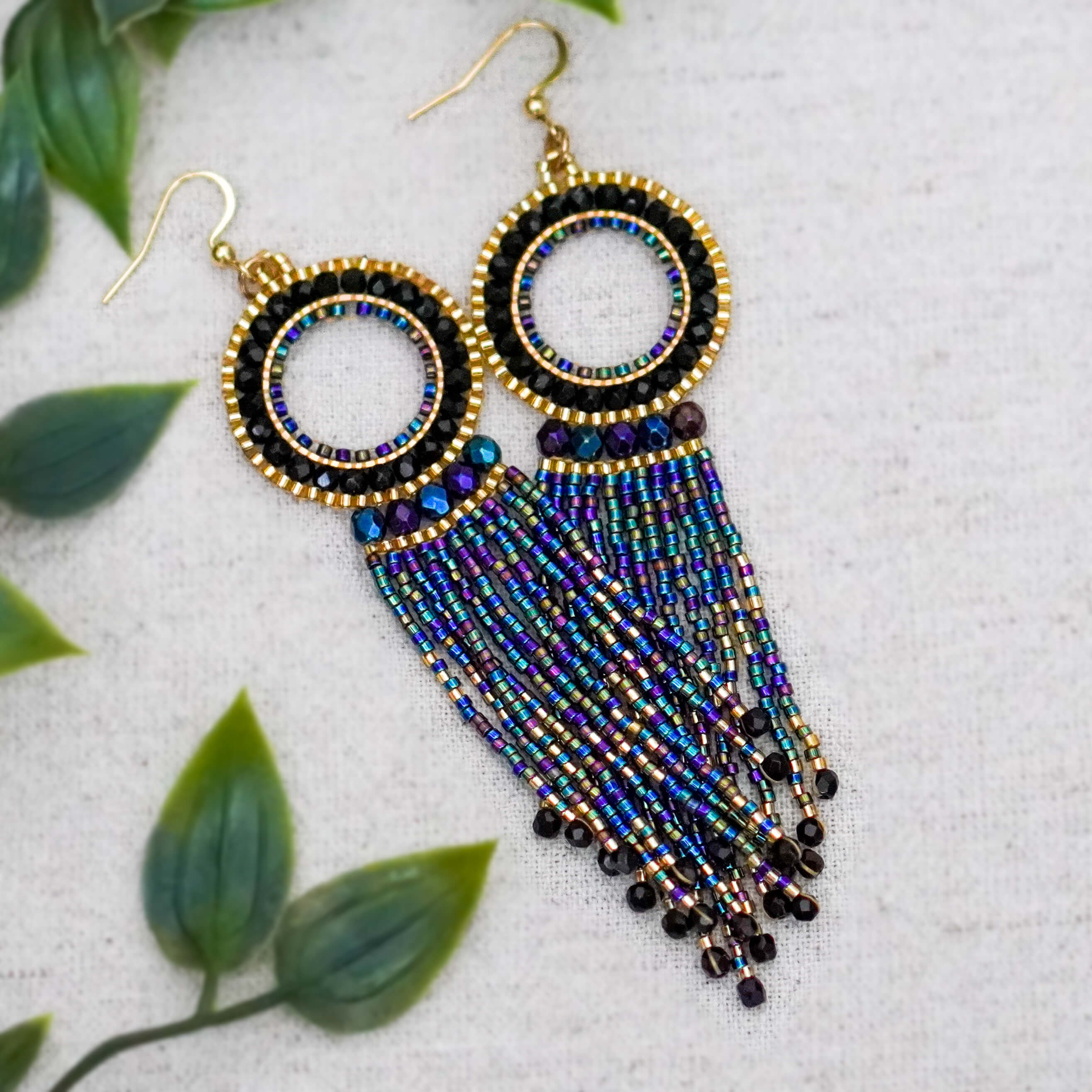 Długie kolczyki koła z koralików ASTRO benzynowe para złote akcenty