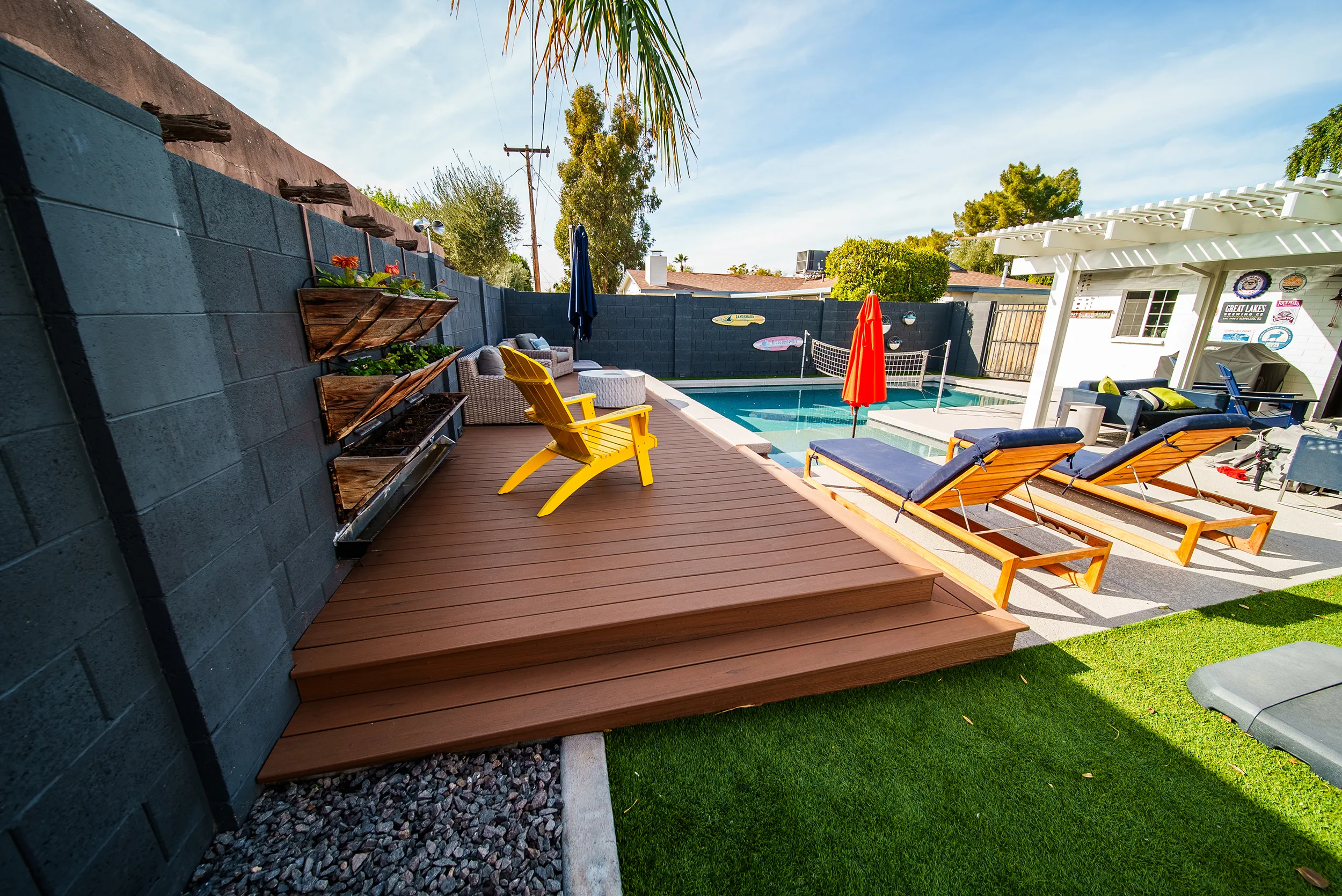 HBC Desks – A Contemporary Poolside Sanctuary with Trex Transcend Lineage decking