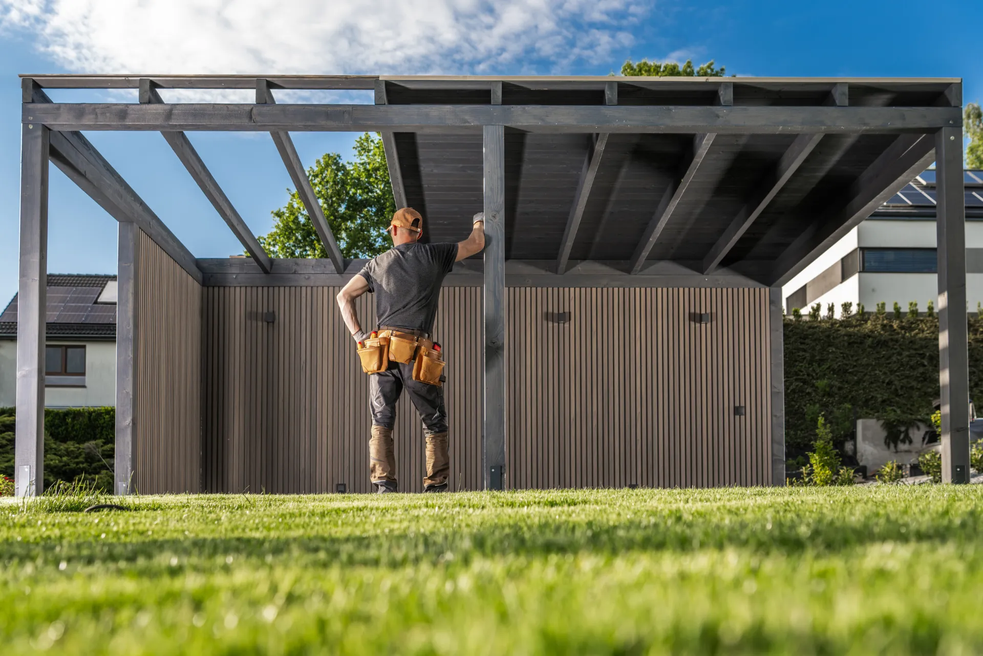 Ein Carport, welches gerade gebaut wird und für Photovoltaikanlagen vorbereitet wird.