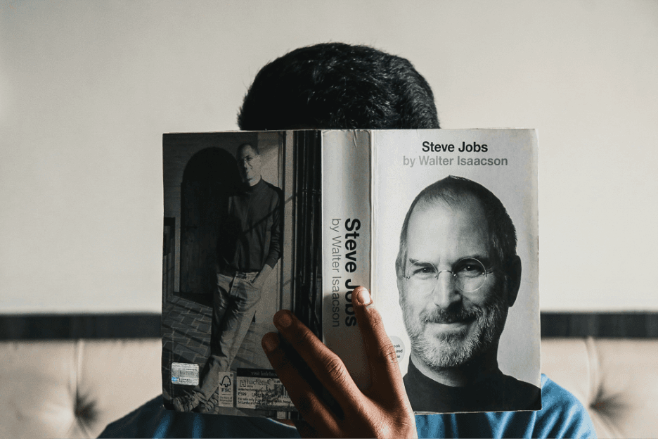 Un antreprenor citește biografia lui Steve Jobs de Walter Isaacson, învățând cum să aplice principiile lui pentru succes în propria afacere.