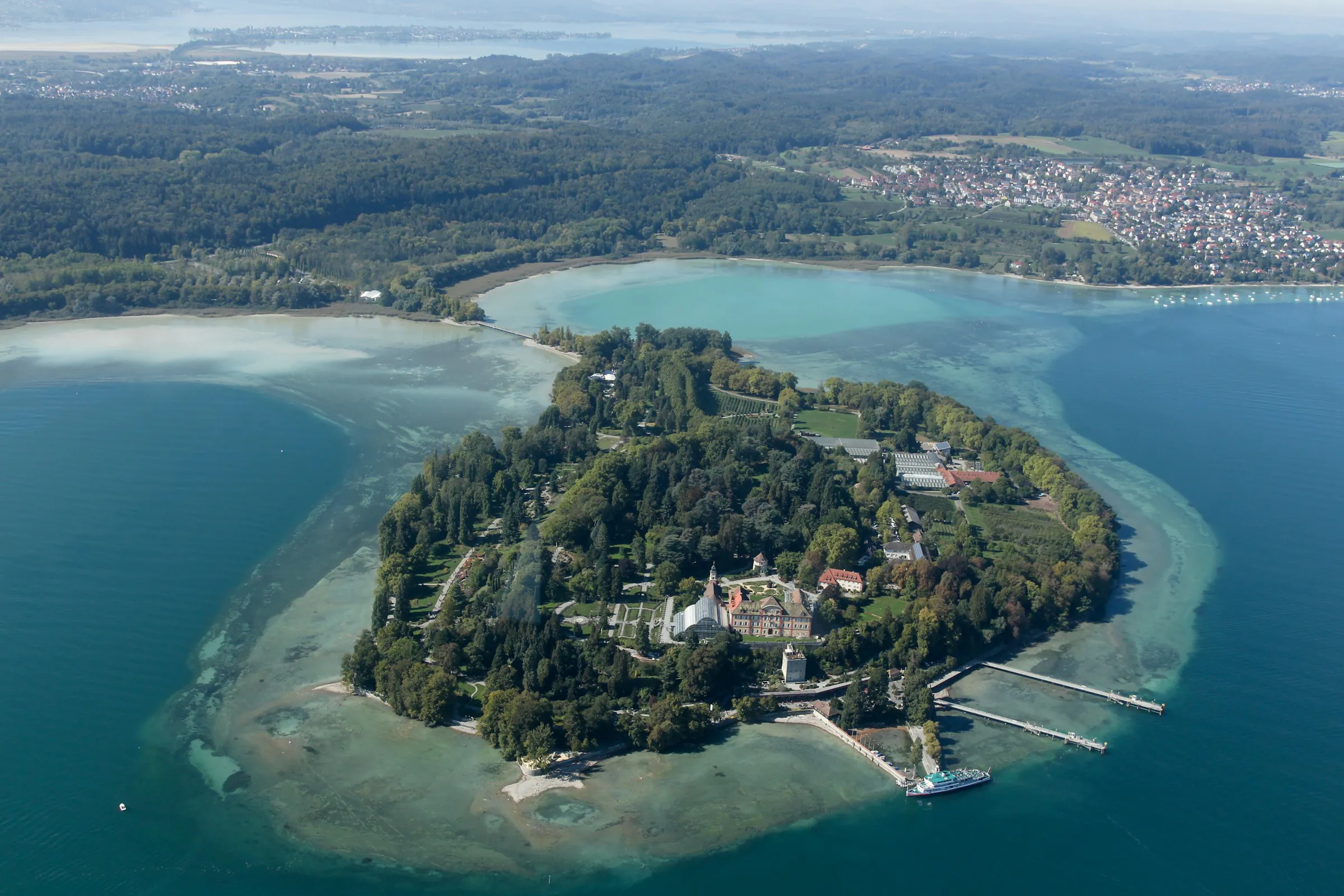 Insel Mainau im Bodensee aus der Luft, türkisfarbenes Flachwasser
