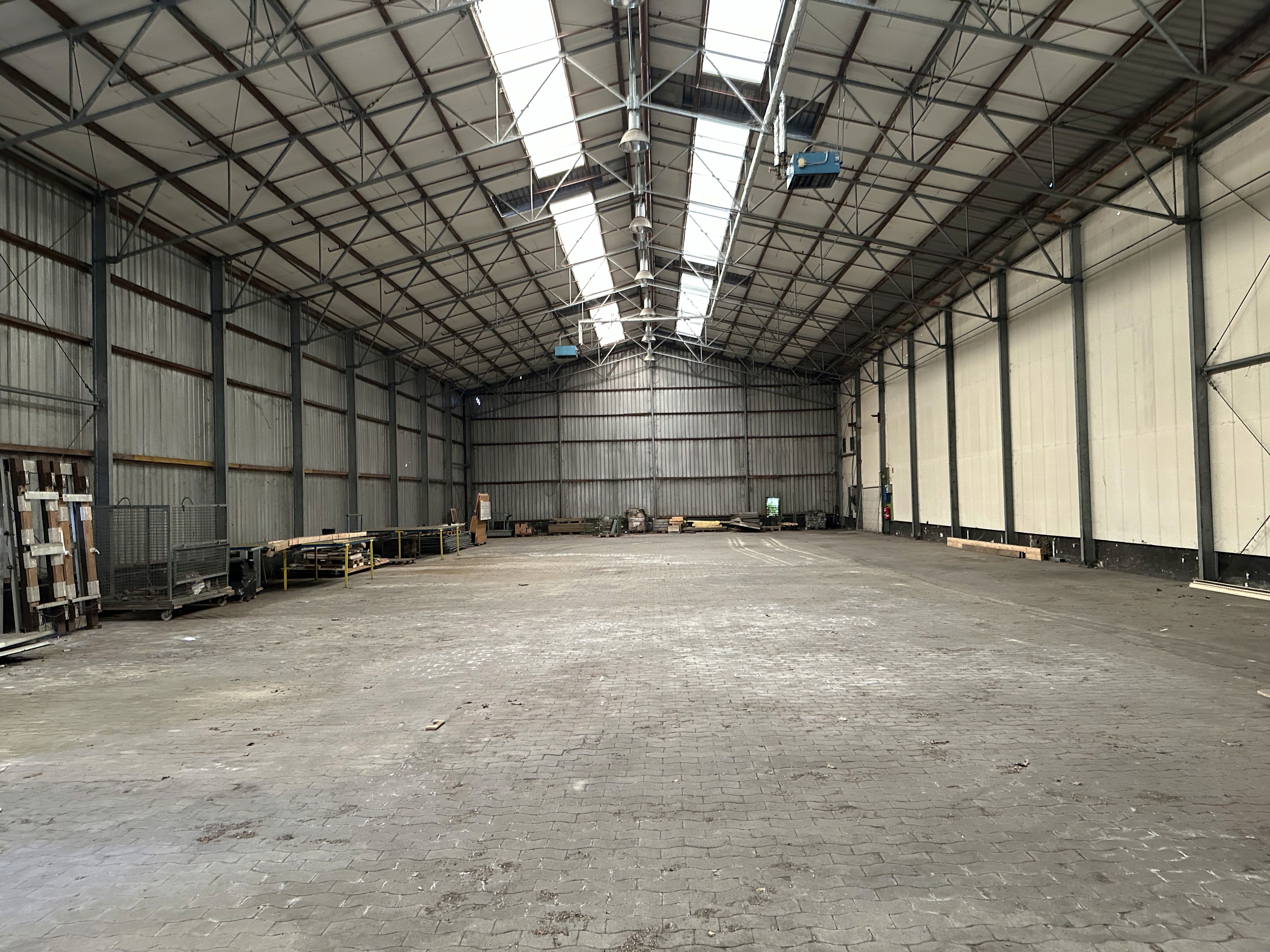 Isometrische Zeichnung eines Bauprojekts mit mehreren Gebäuden und markierten Strukturen in Rot