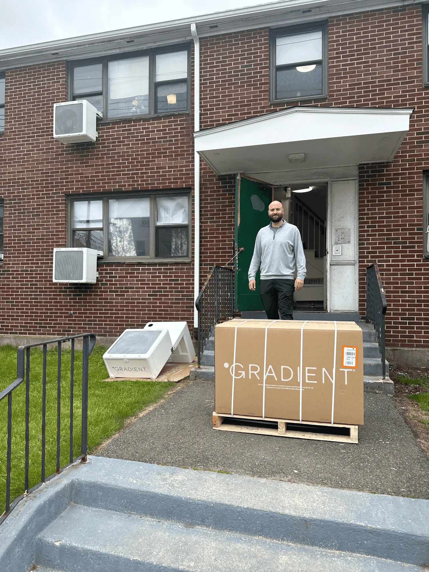 Gradient heat pump delivery at an apartment entrance