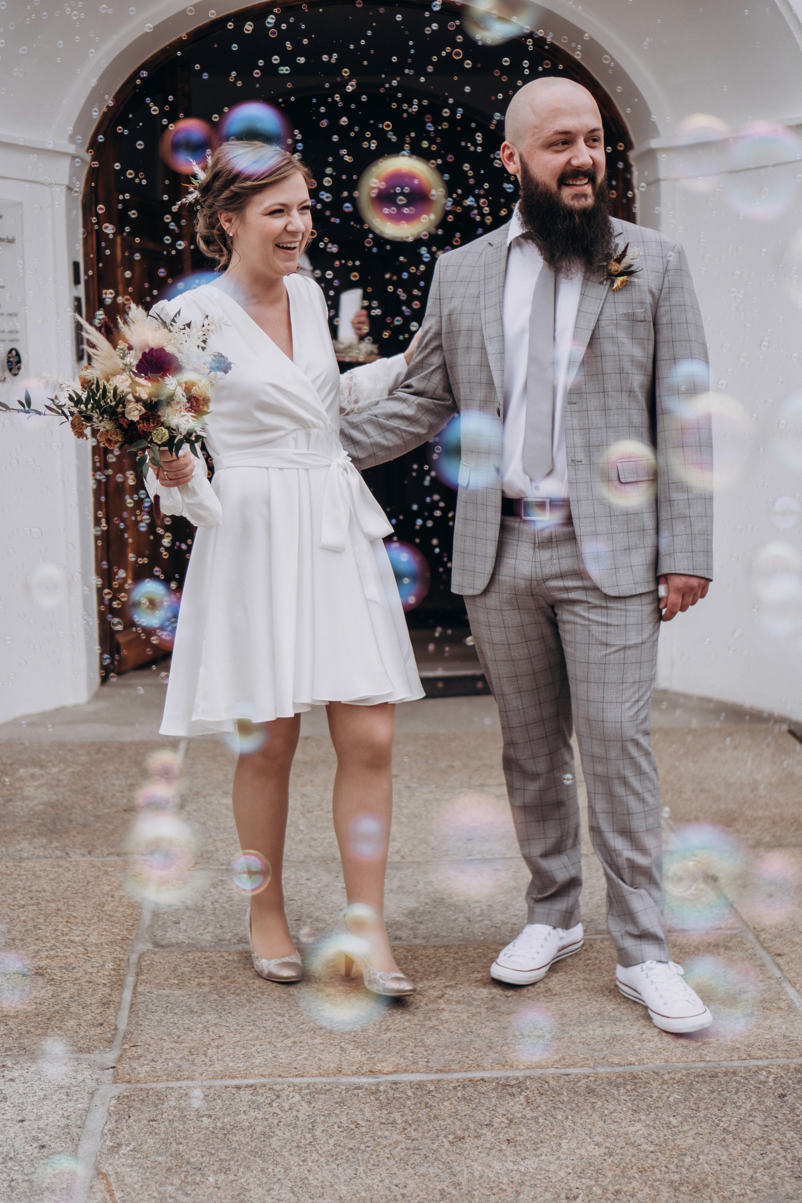 Hochzeitsreportage in Bogen, Bayern – Brautpaar nach der Trauung bei natürlicher Hochzeitsfotografie.