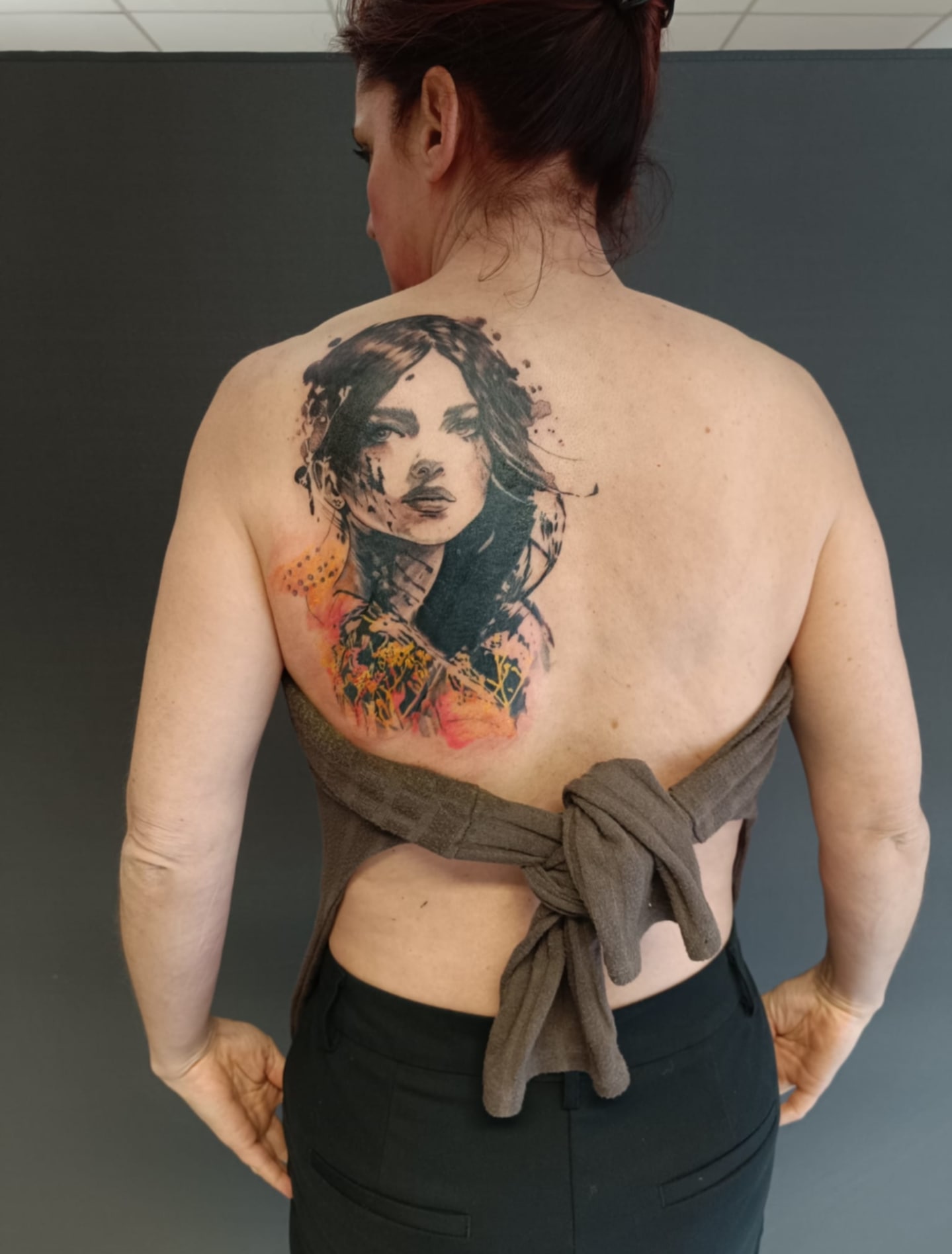 tatouage visage dos pour femme