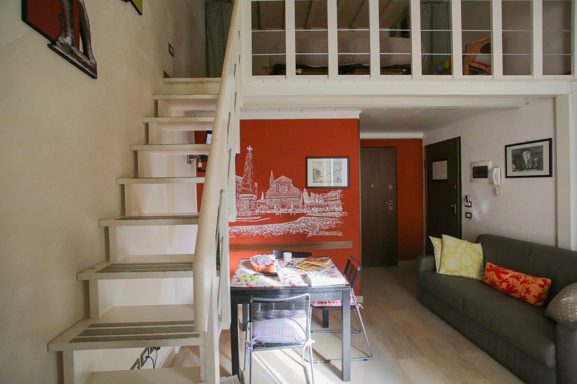 Immagine del salotto e delle scale che vanno alla camera di sopra