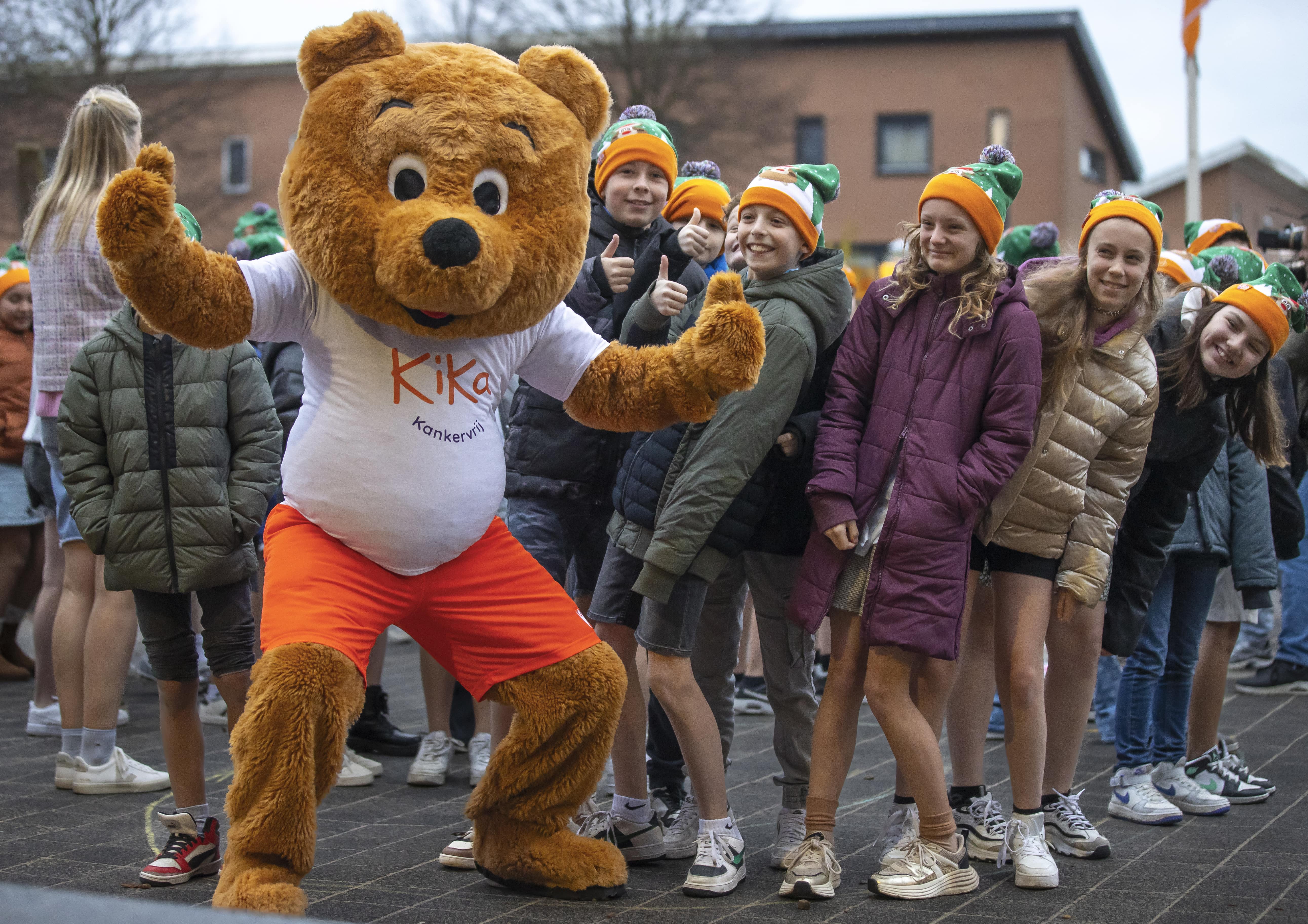 Meisje staat in korte broek op de schooltrap