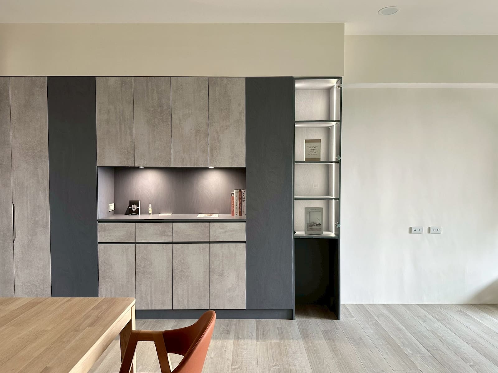 屋研所輕裝修｜餐廳展示櫃實景，水泥質感系統櫃結合嵌燈玻璃層板與書桌機能