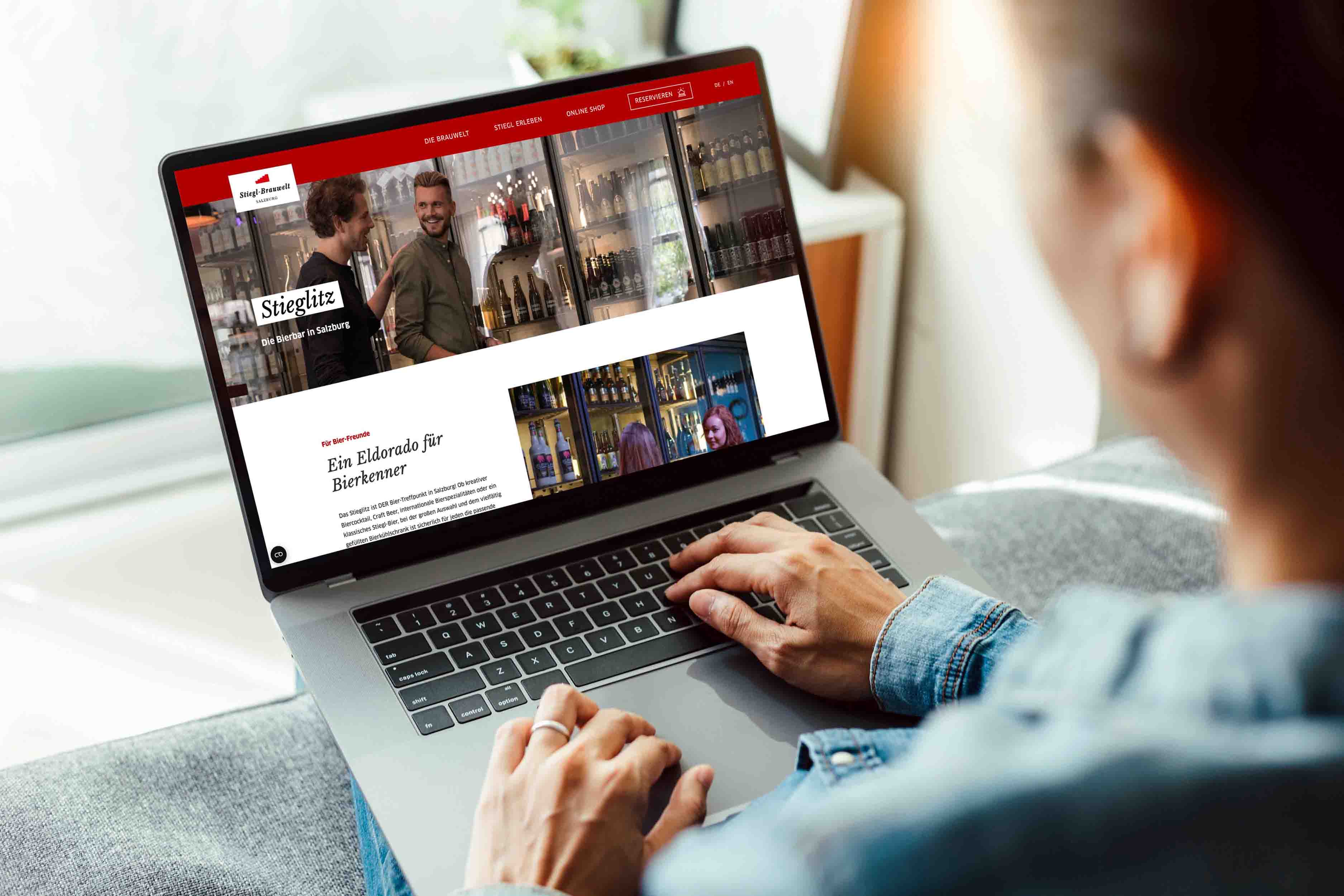 Nutzung der Stiegl Website auf Laptop mit Fokus auf Inhalte rund um Brauerei und Erlebniswelt
