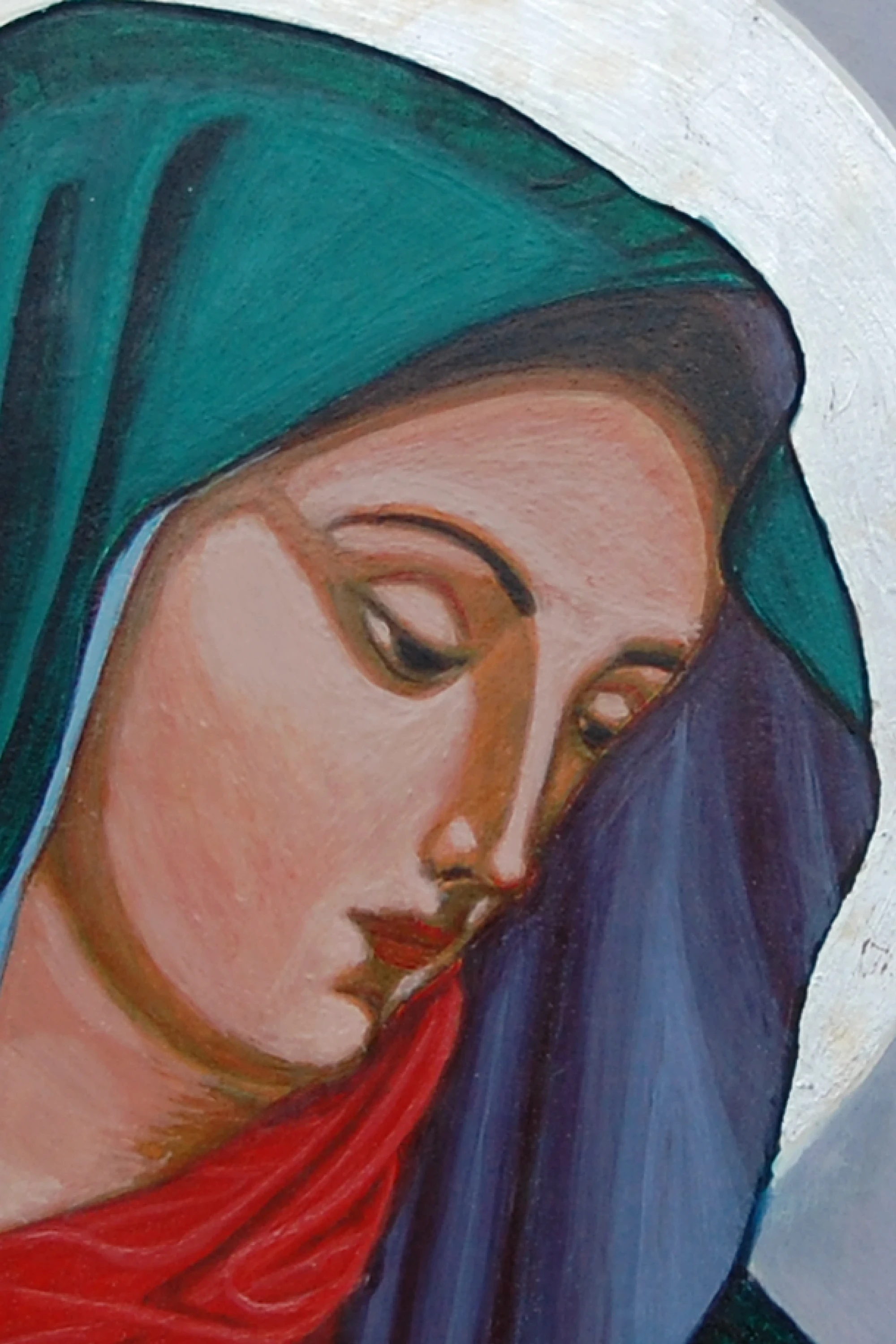 detal ikony Matki Bożej z pochyloną głową i srebrnym nimbem