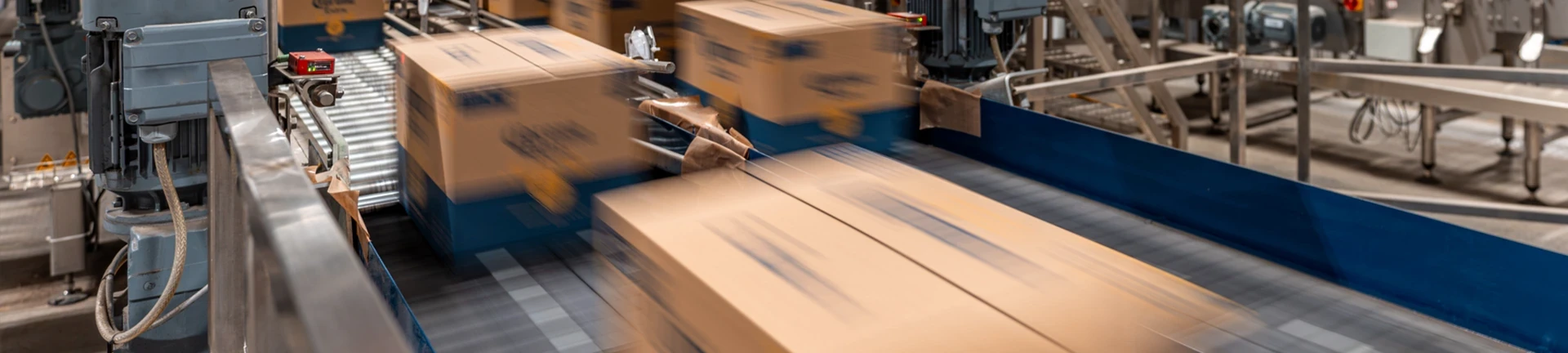 Fast moving boxes on a conveyor belt in a automated factory