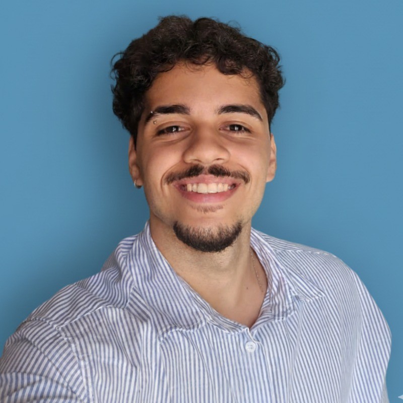 Foto de Clark Silva de perfil, com os olhos fechados. Ele tem óculos redondos, pele clara e cabelos escuros