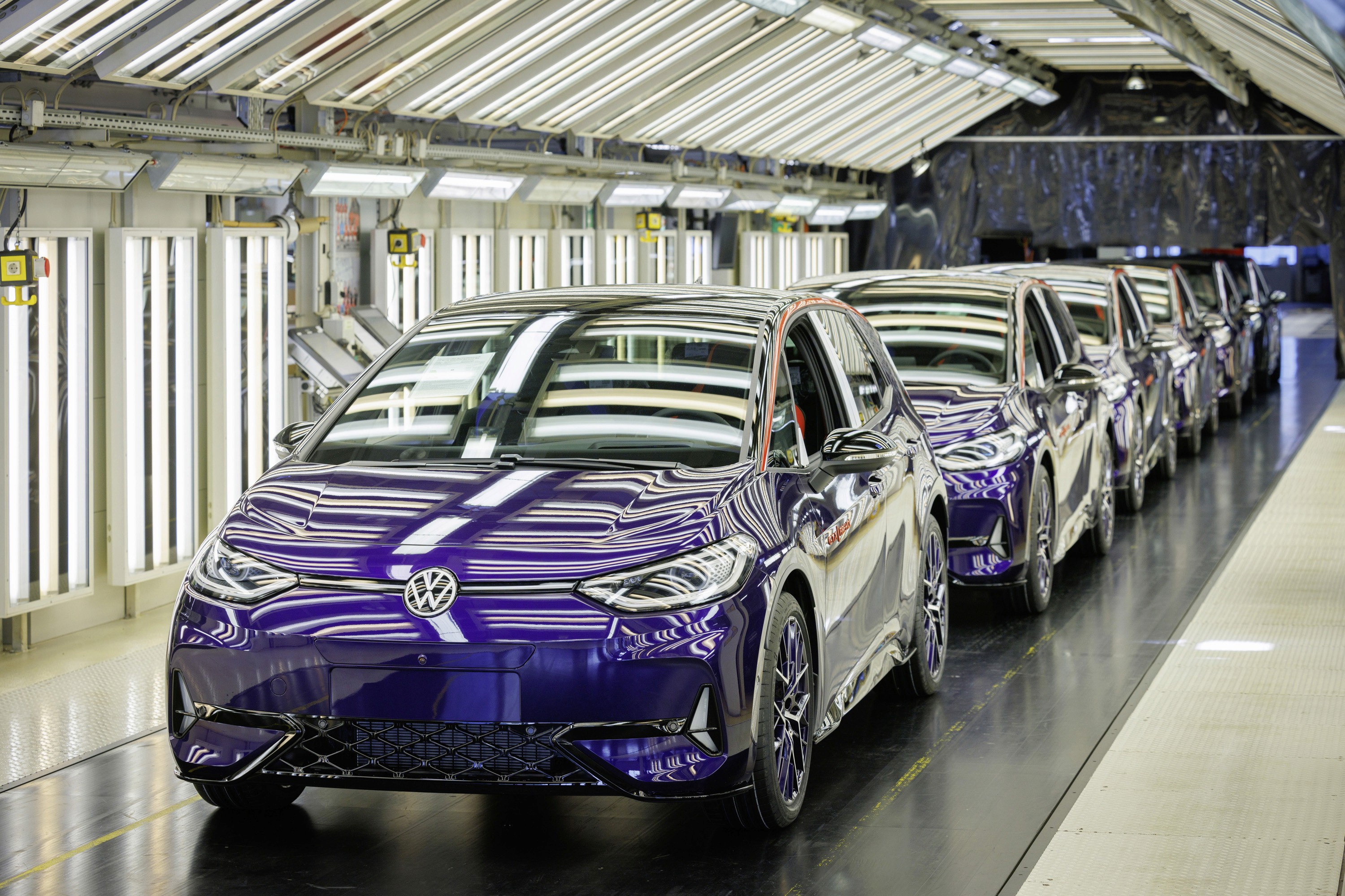 Volkswagen ID.3 en cours de fabrication sur ligne de production, compacte électrique en usine
