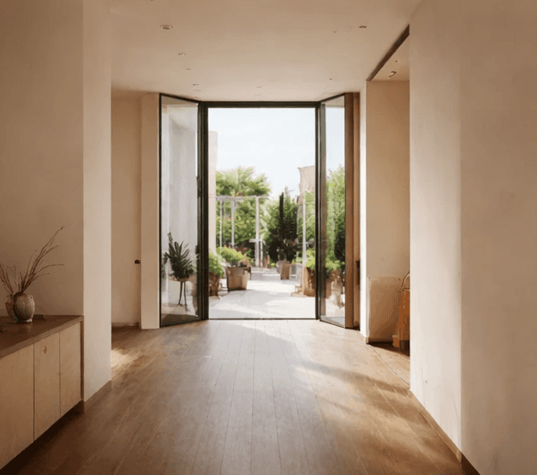 Clay vase with a card displaying its minimalist illustration