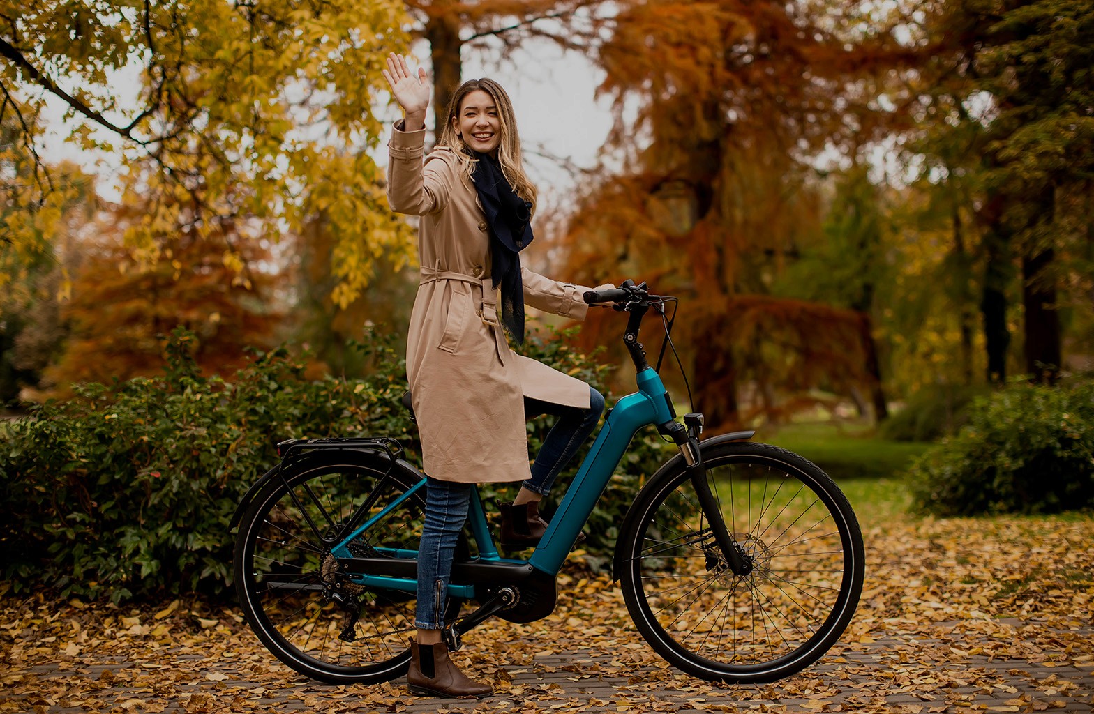 Blauwe fatbike voor Nederlandse gracht