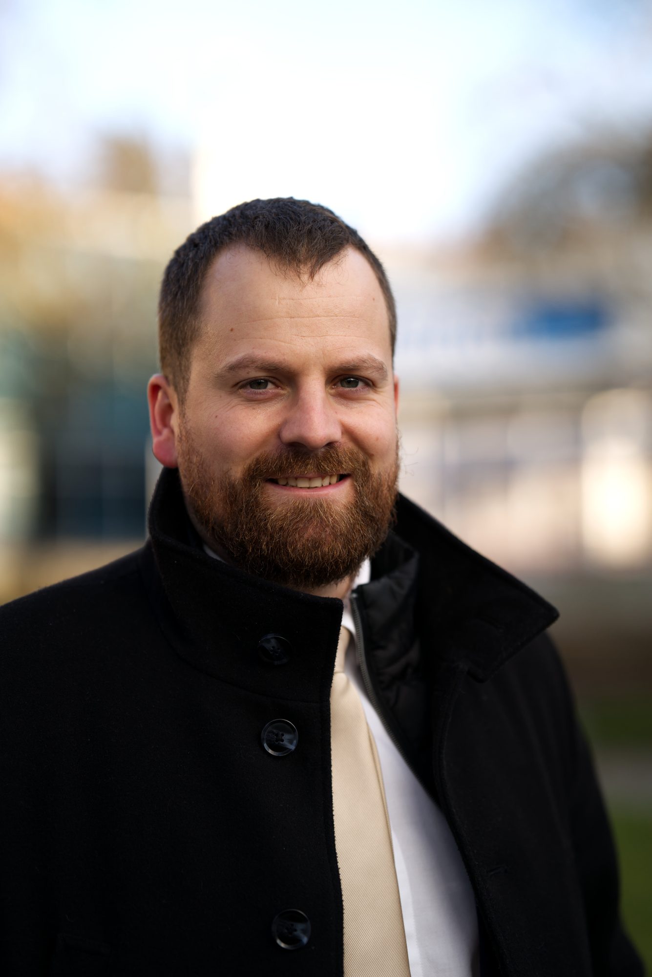 Portrétní focení venku - usmívající se muž v obleku