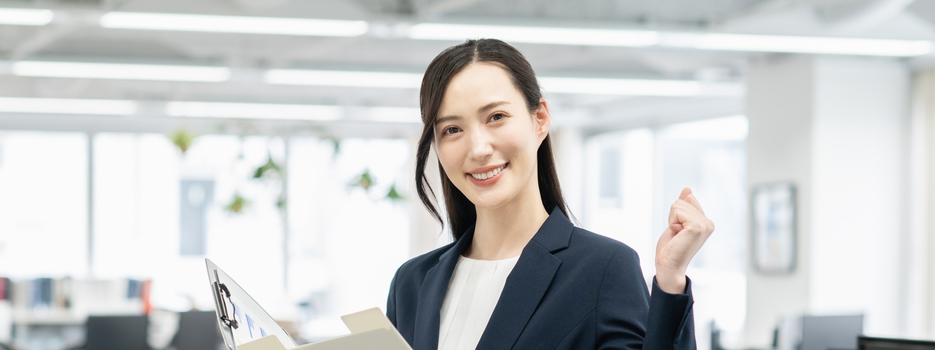 ガッツポーズをする女性