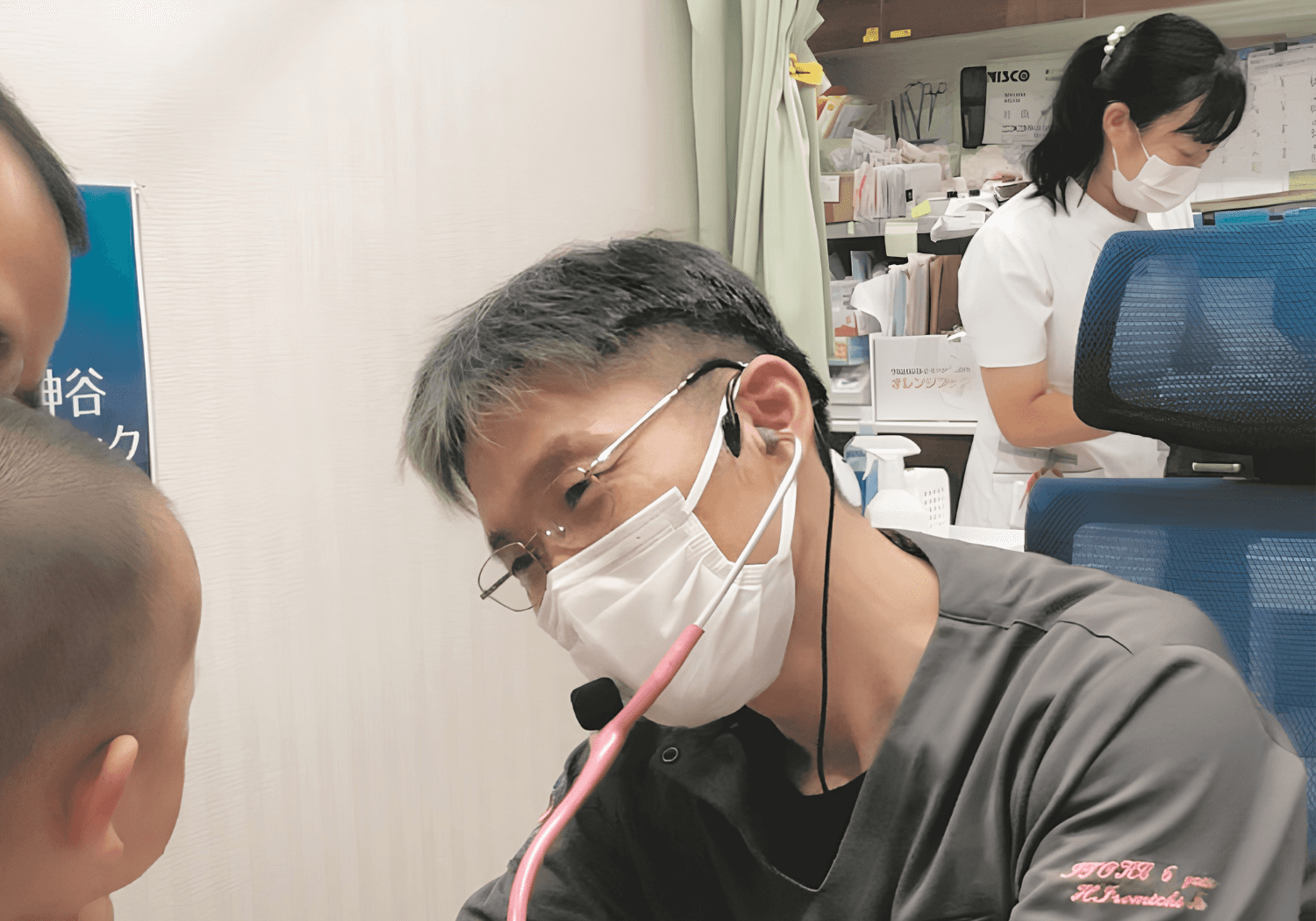 診察室で子どもの患者に話しかける伊藤博道先生
