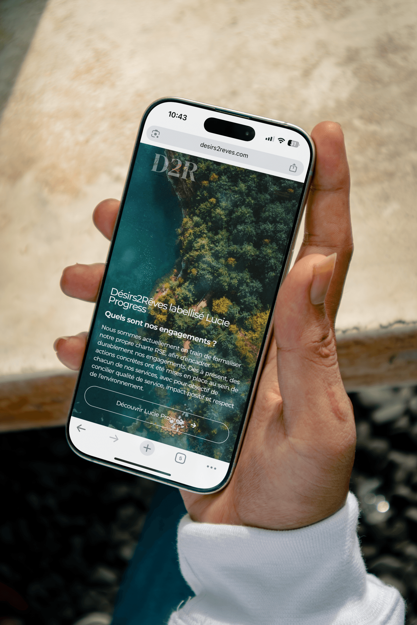 Mockup mobile de la section RSE Désirs2Rêves : interface UI mettant en avant l'engagement éco-responsable et les valeurs éthiques de l'agence.