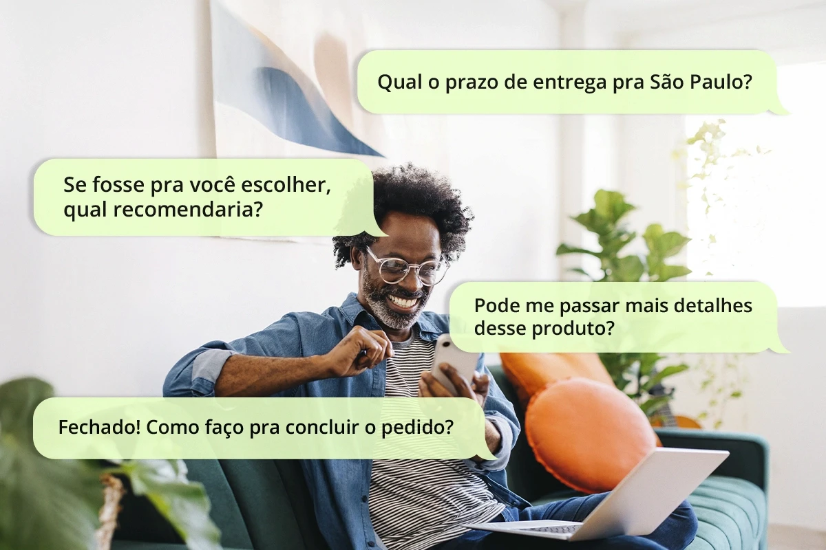 Homem utilizando o WhatsApp na Black Friday