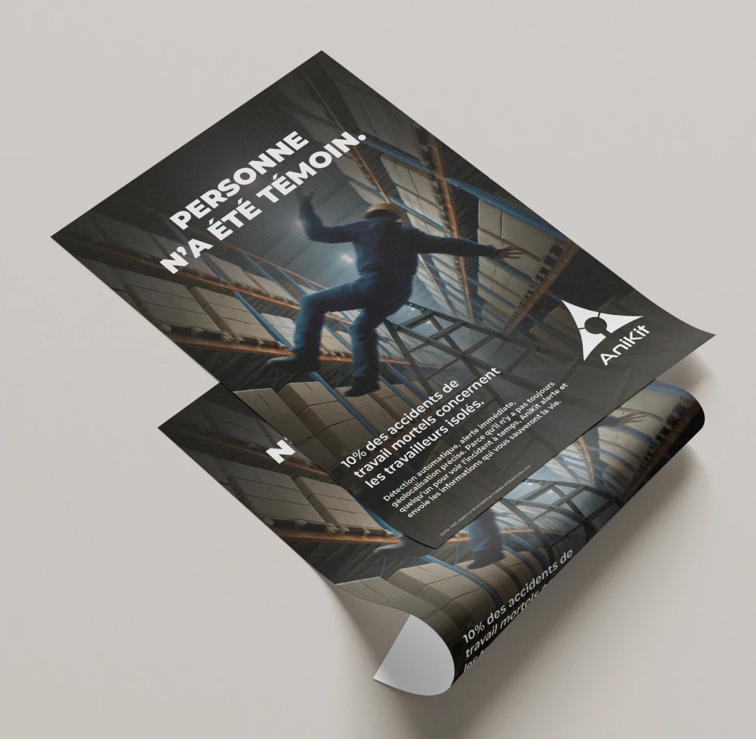 Mockup affiche de sensibilisation AniKit "Personne n'a été témoin" — campagne prévention accident travailleur isolé en entrepôt, visuel immersif chute de hauteur, direction artistique Tartelette Concept