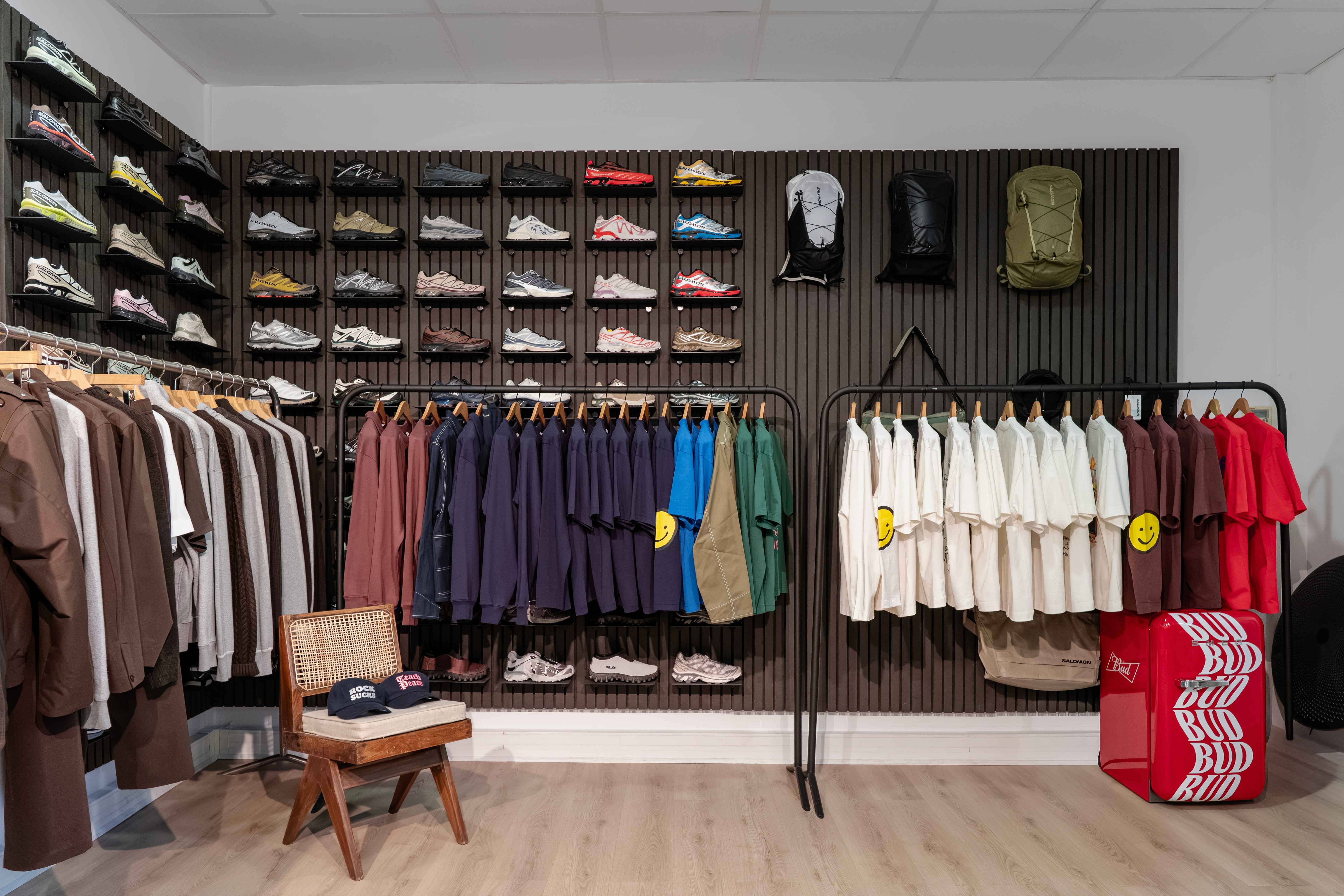 Le coin de la sélection outdoor comprenant Salomon ou Helinox dans le showroom Clothette