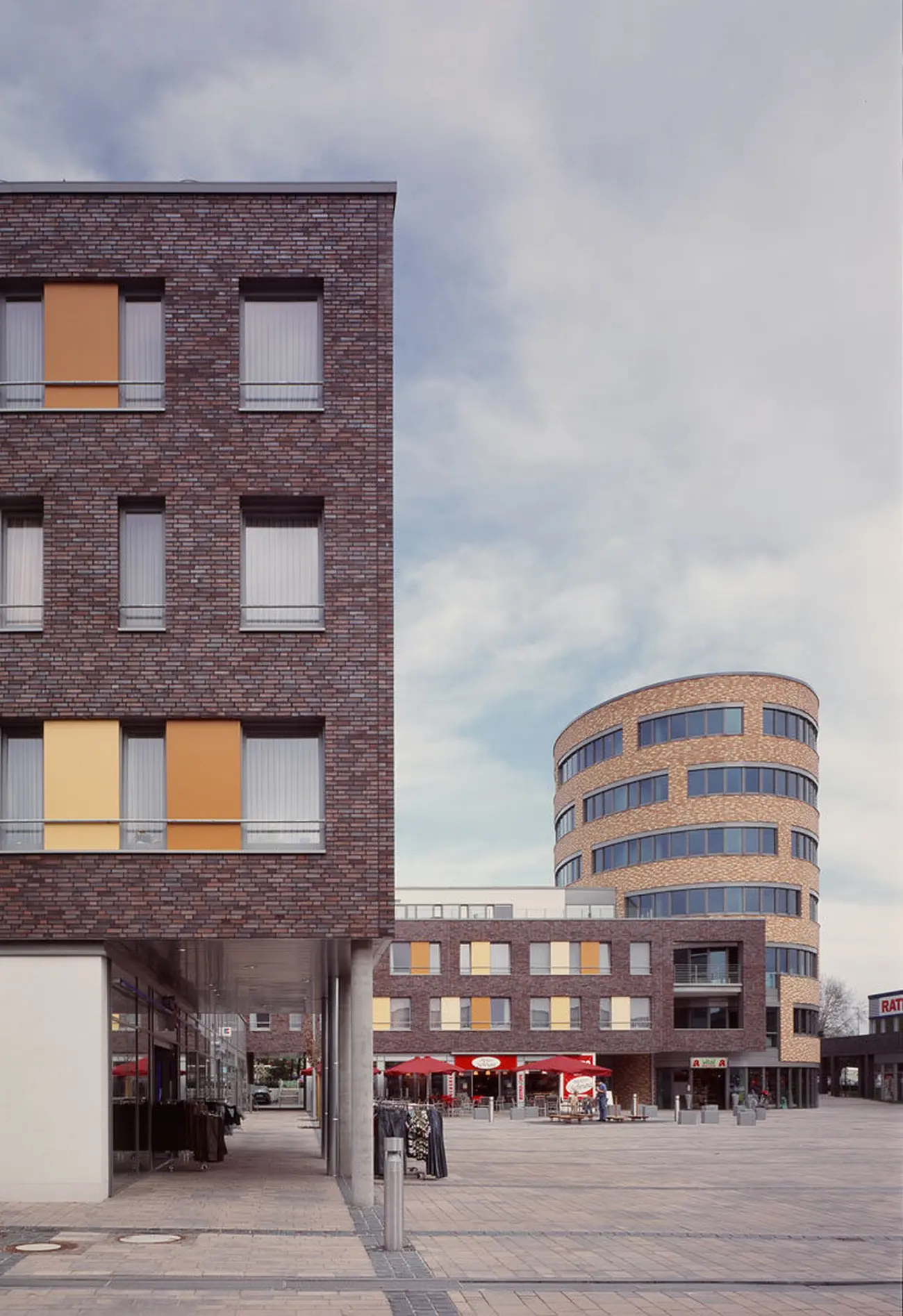 Isometrische Zeichnung eines Bauprojekts mit mehreren Gebäuden und markierten Strukturen in Rot