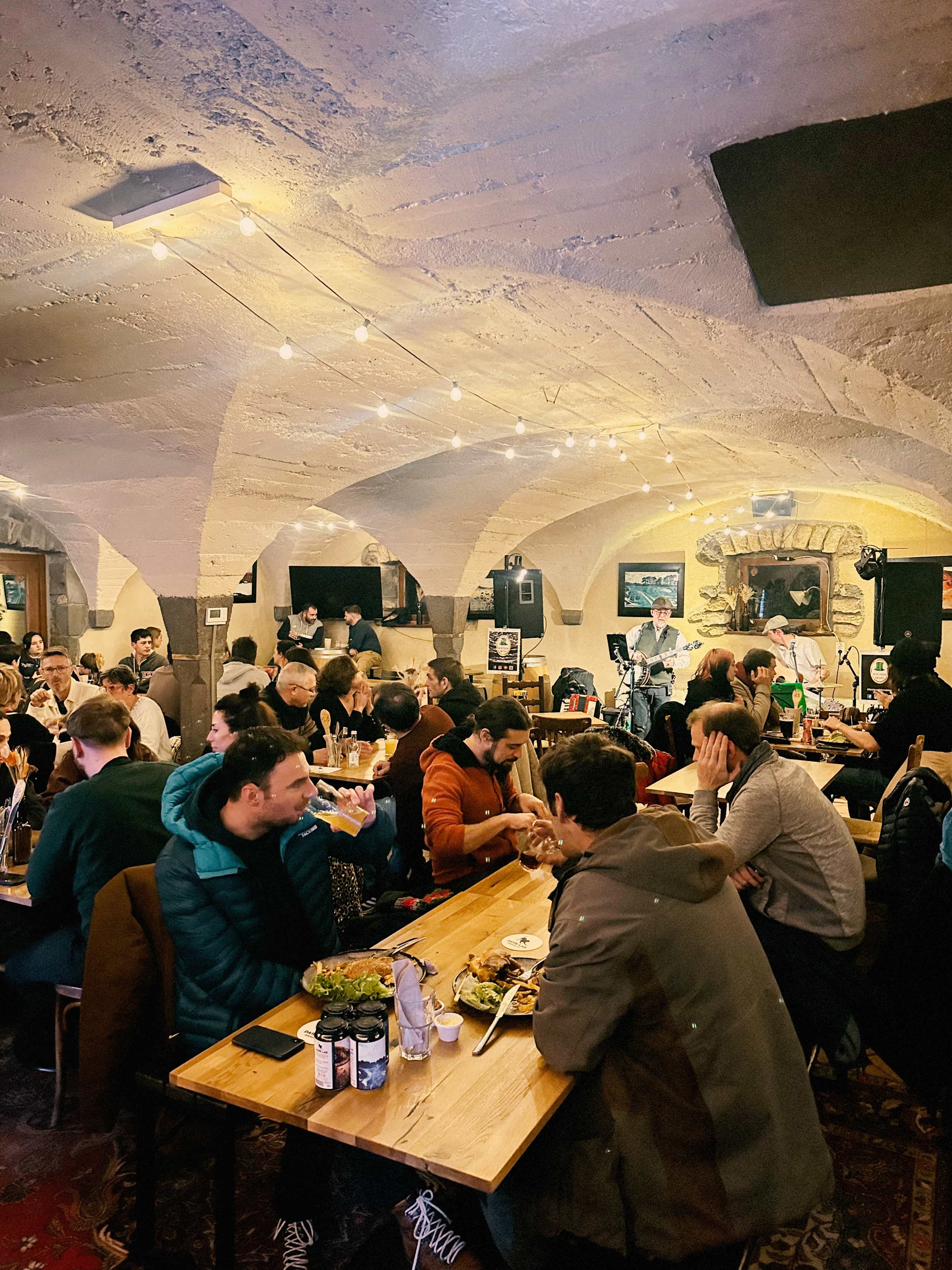 salle de restaurant pleine