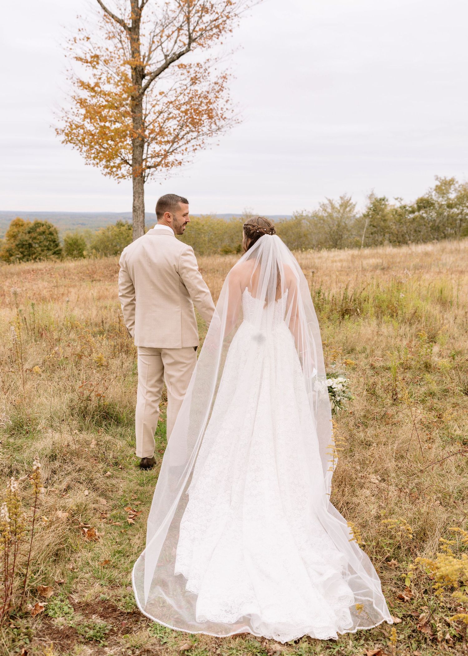 Close-up on bride holding a bouquet of white flowers in her hand