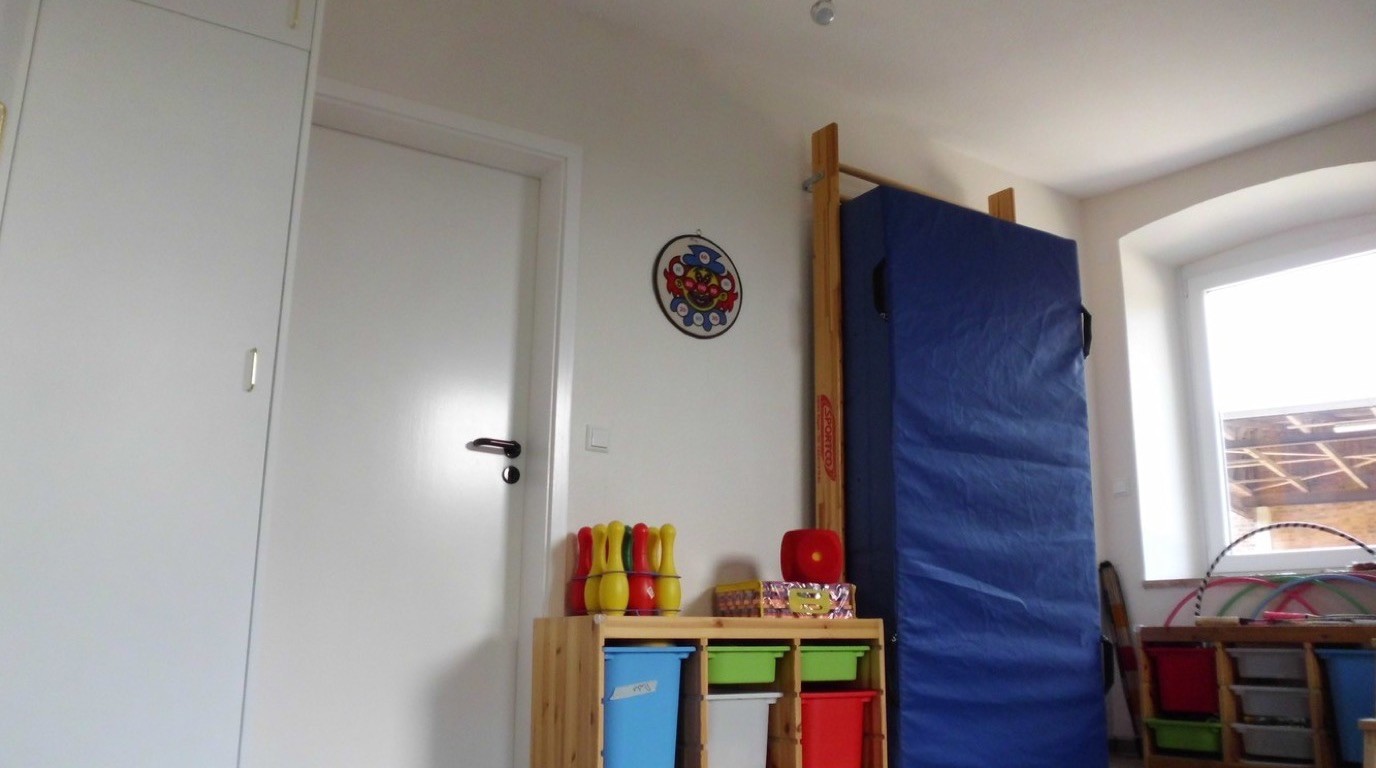 Behandlungsraum der Praxis AufWind in Uelzen mit Sprossenwand, Weichbodenmatte und Therapiematerial