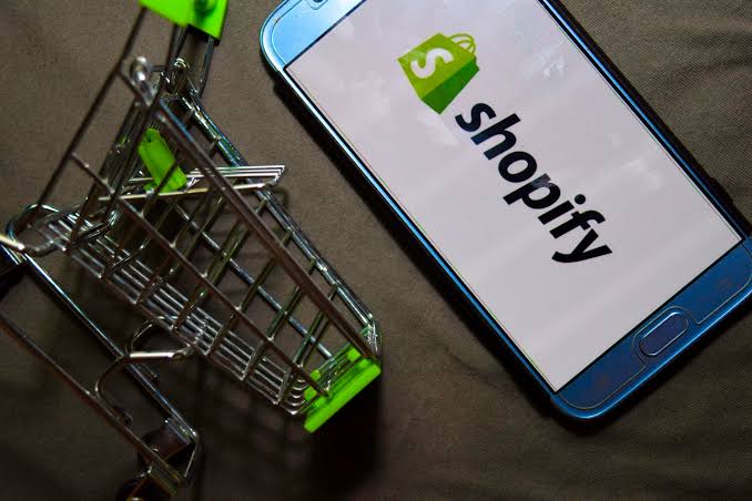 17 AI Tools for Ecommerce That Help You Grow Faster