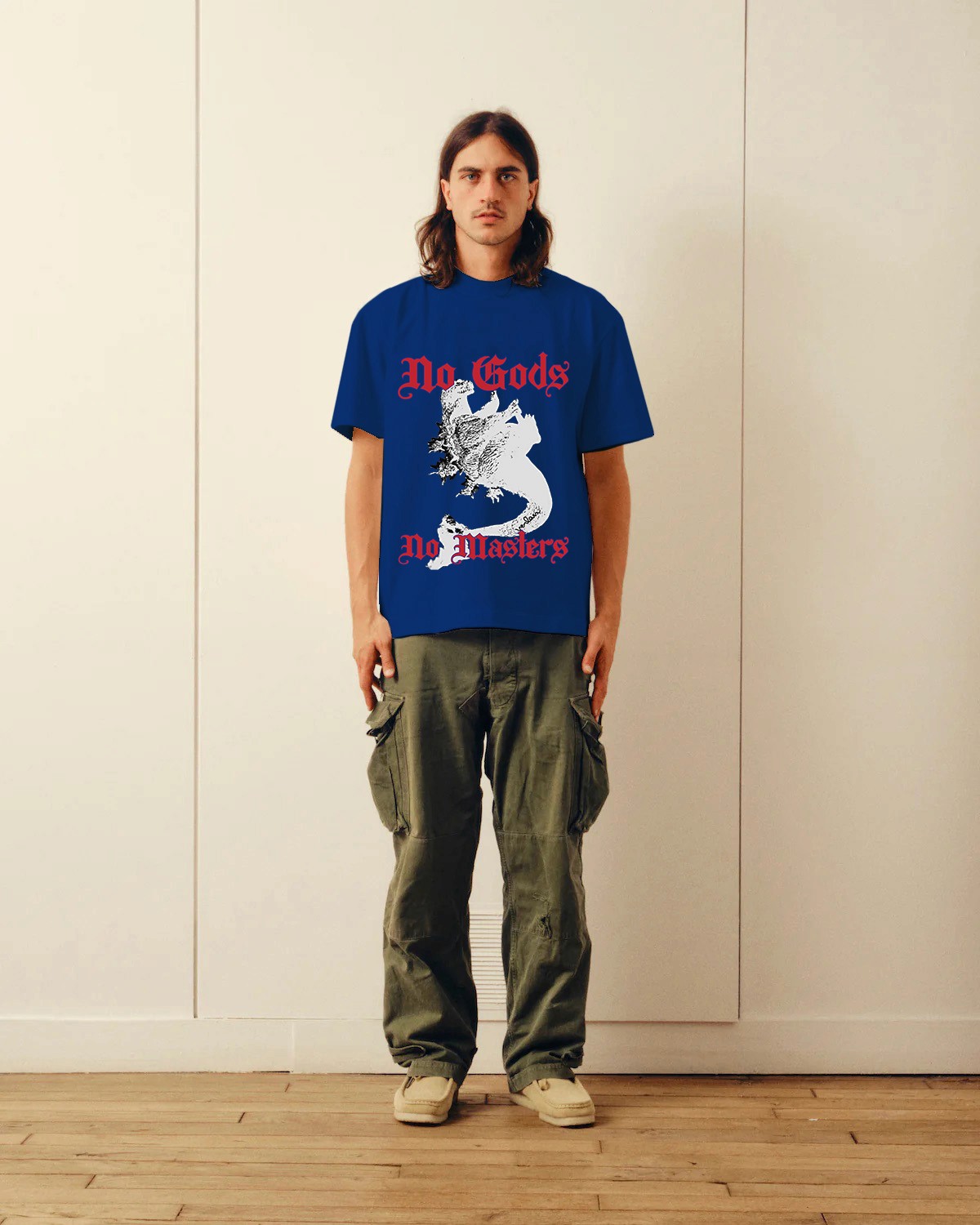 Un look avec le t-shirt en jersey lourd bleu "No Gods" de la marque Parisienne Verlan