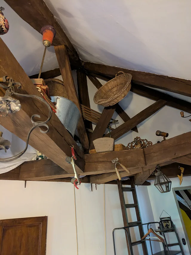 Détails des poutres et accessoires dans la chambre BrocanTyule des curiosités