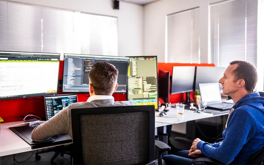 Beeld van developer op kantoor