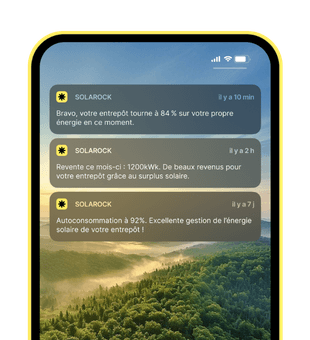Photo d'un téléphone qui montre les performances énergétiques réalisées grâce aux panneaux solaires