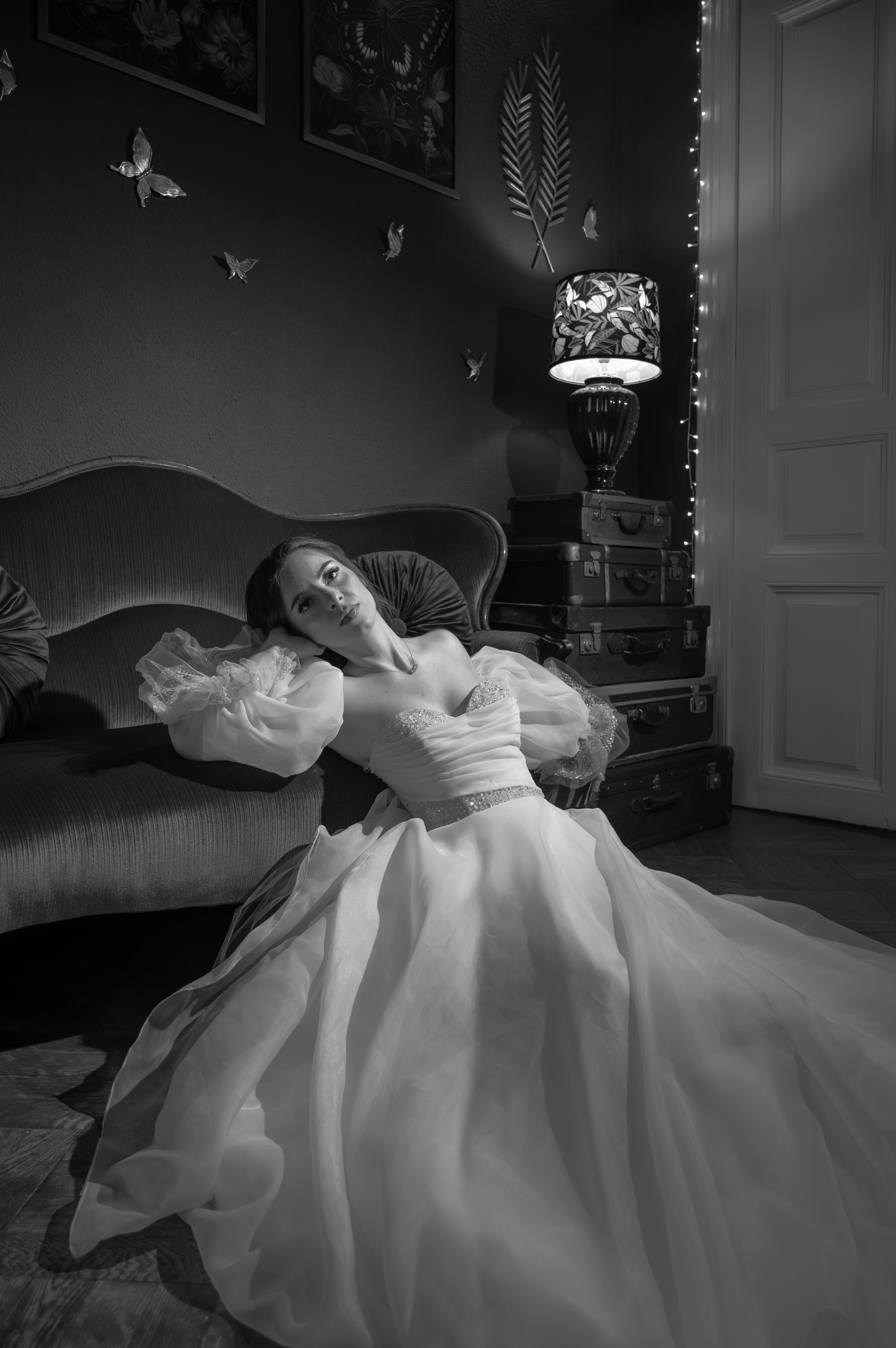 Fotografie alb-negru mireasă cu rochie amplă, folds dramatice, stil editorial wedding photography
