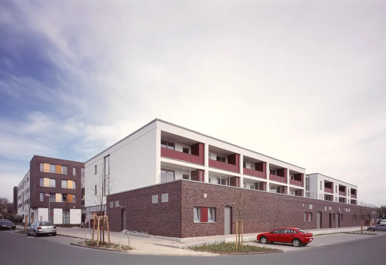 Isometrische Zeichnung eines Bauprojekts mit mehreren Gebäuden und markierten Strukturen in Rot