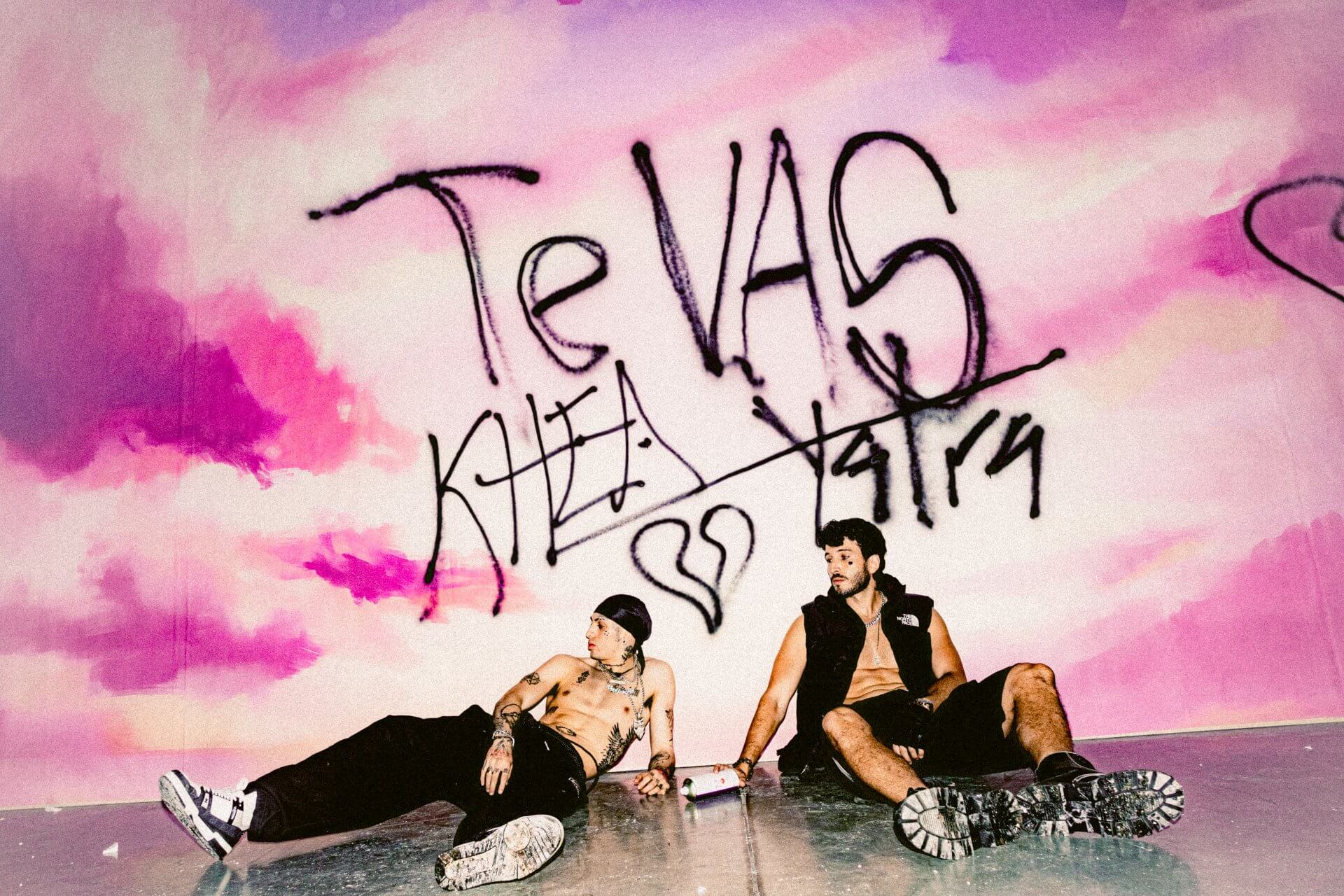 Portada de 'Te Vas' de KHEA ft. Sebastián Yatra con grafitis en fondo rosado y los artistas sentados.